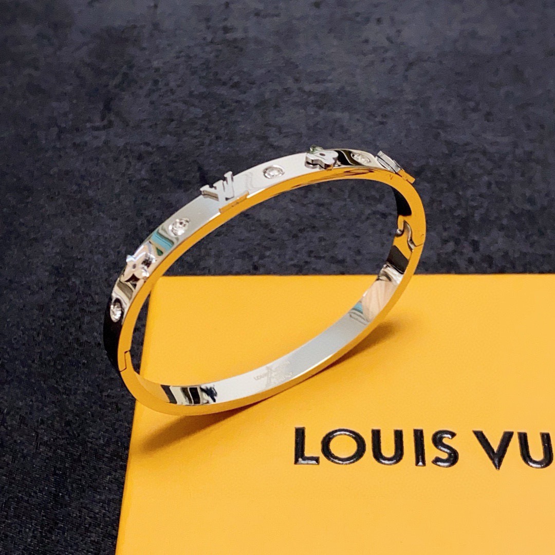 Louis Vuitton 新品 LV字母镶钻手镯 Louis Vuitton 路易威登 一致材质 火 设计独特 前卫