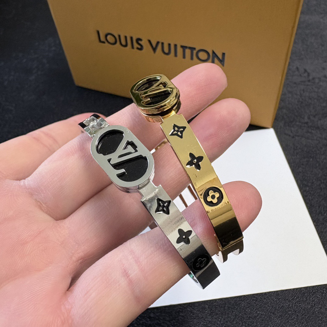 Louis Vuitton 新品 LV字母手镯 Louis Vuitton 路易威登 一致材质 火 设计独特 前卫