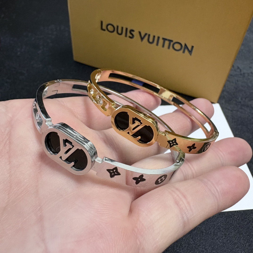 Louis Vuitton 新品 LV字母手镯 Louis Vuitton 路易威登 一致材质 火 设计独特 前卫