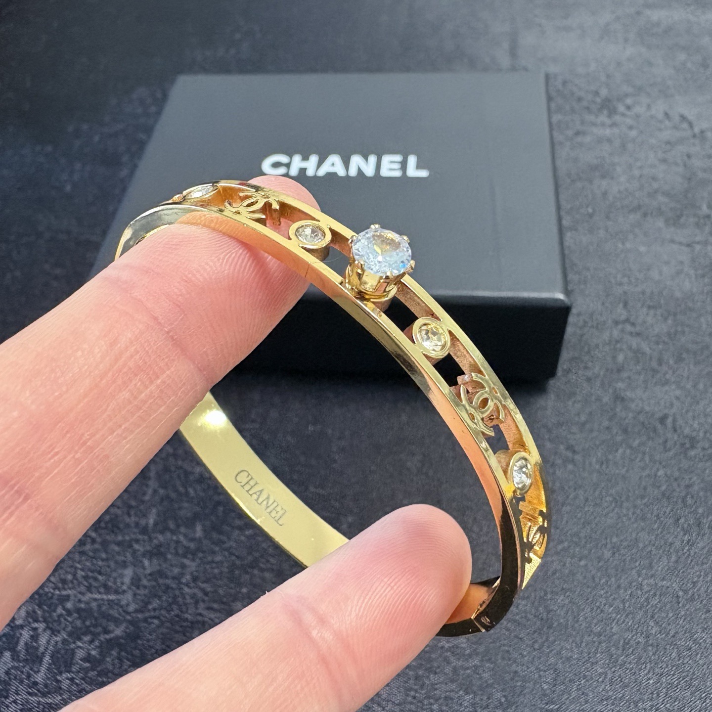 Chanel 小红书推荐 小香新款雕刻镂空c字母大颗镶钻手镯 香奈儿Chanel高品质进口精钢手镯 bling