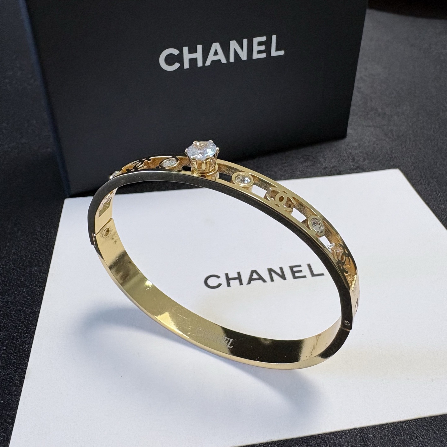 Chanel 小红书推荐 小香新款雕刻镂空c字母大颗镶钻手镯 香奈儿Chanel高品质进口精钢手镯 bling