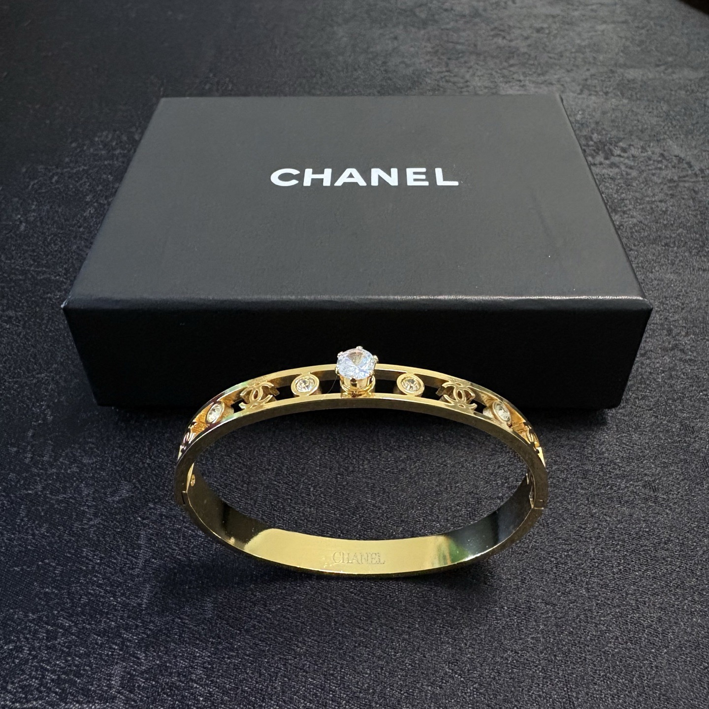 Chanel 小红书推荐 小香新款雕刻镂空c字母大颗镶钻手镯 香奈儿Chanel高品质进口精钢手镯 bling