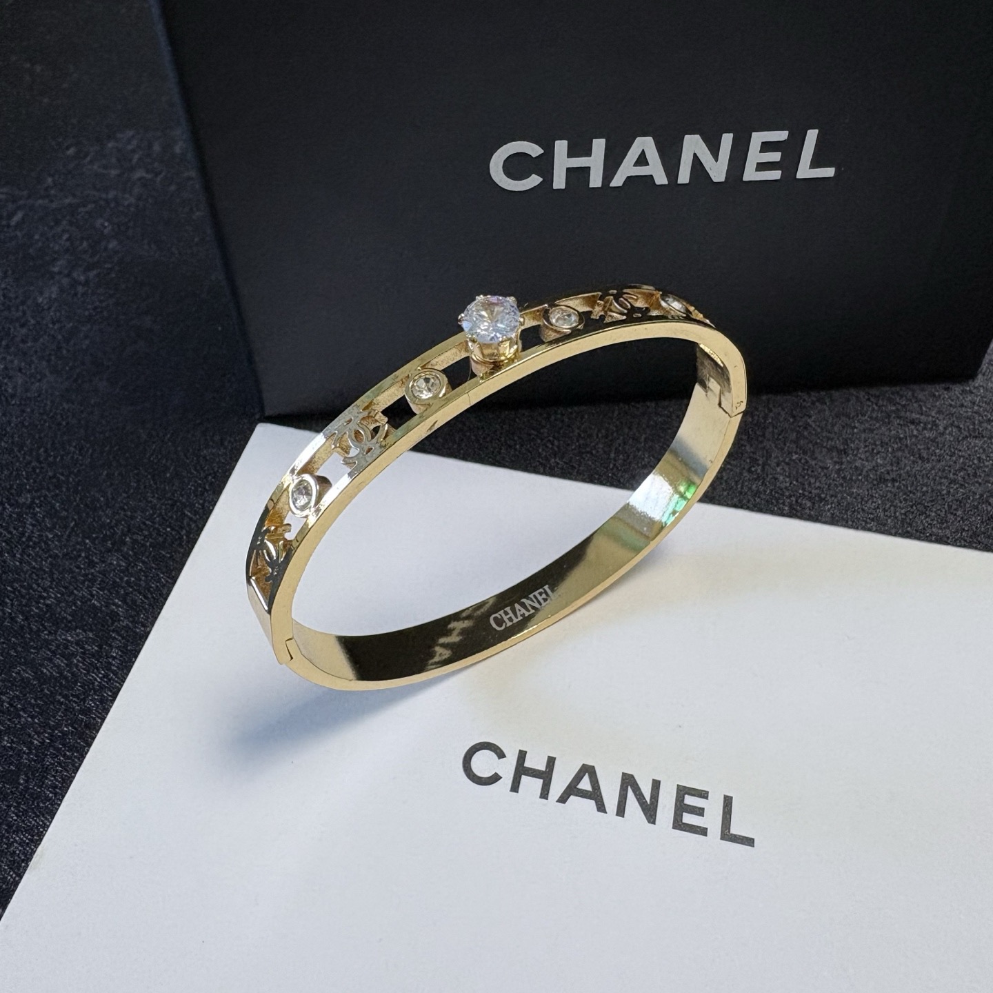 Chanel 小红书推荐 小香新款雕刻镂空c字母大颗镶钻手镯 香奈儿Chanel高品质进口精钢手镯 bling