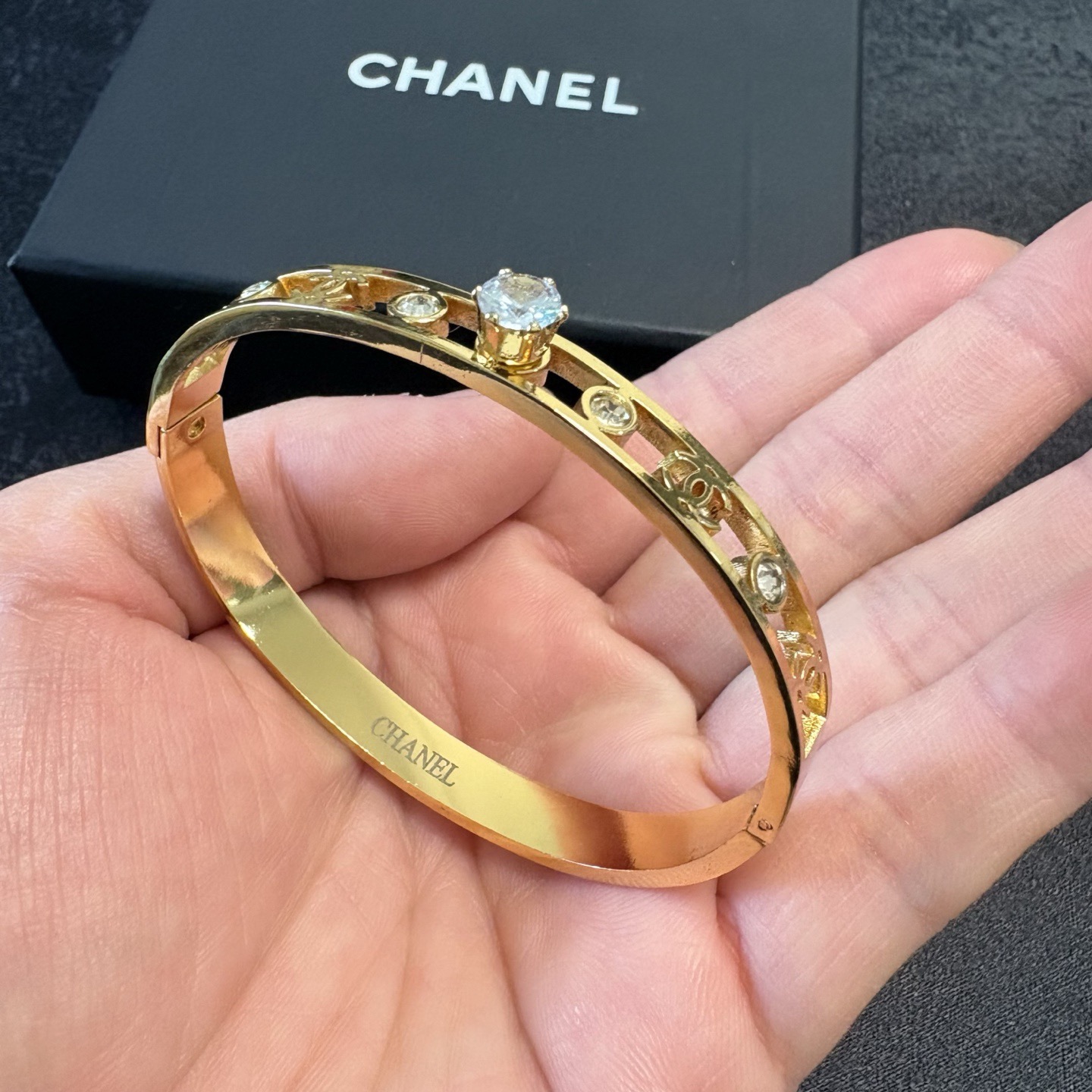 Chanel 小红书推荐 小香新款雕刻镂空c字母大颗镶钻手镯 香奈儿Chanel高品质进口精钢手镯 bling