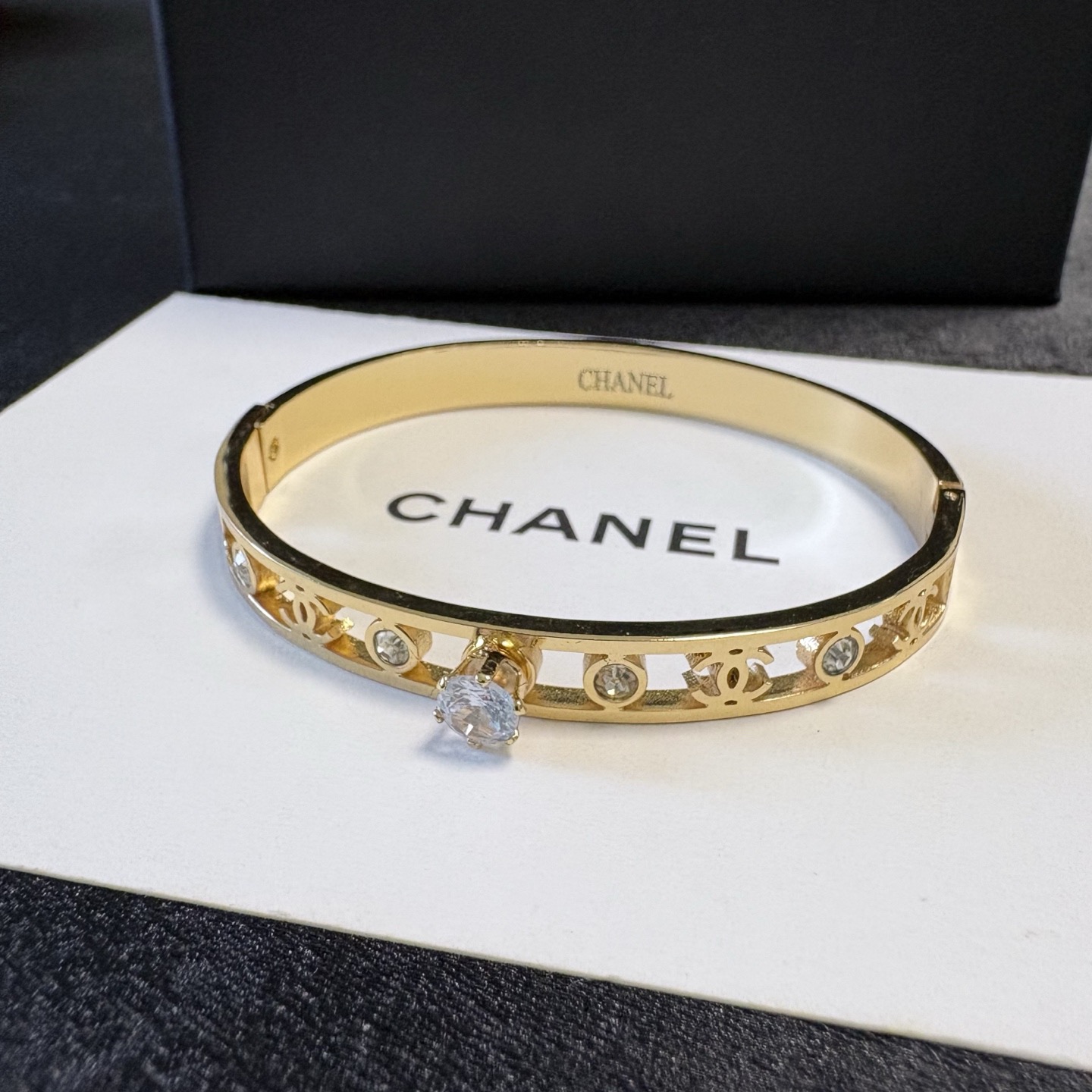 Chanel 小红书推荐 小香新款雕刻镂空c字母大颗镶钻手镯 香奈儿Chanel高品质进口精钢手镯 bling