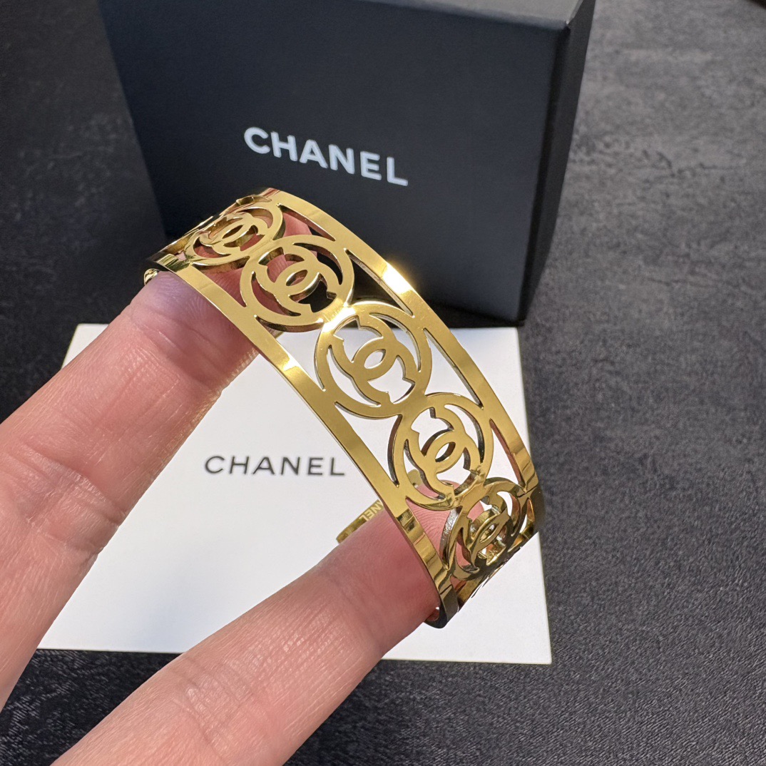 Chanel 新品 小香风Chanel新款金色双C字母镂空手镯 一致材质 火 设计独特 前卫
