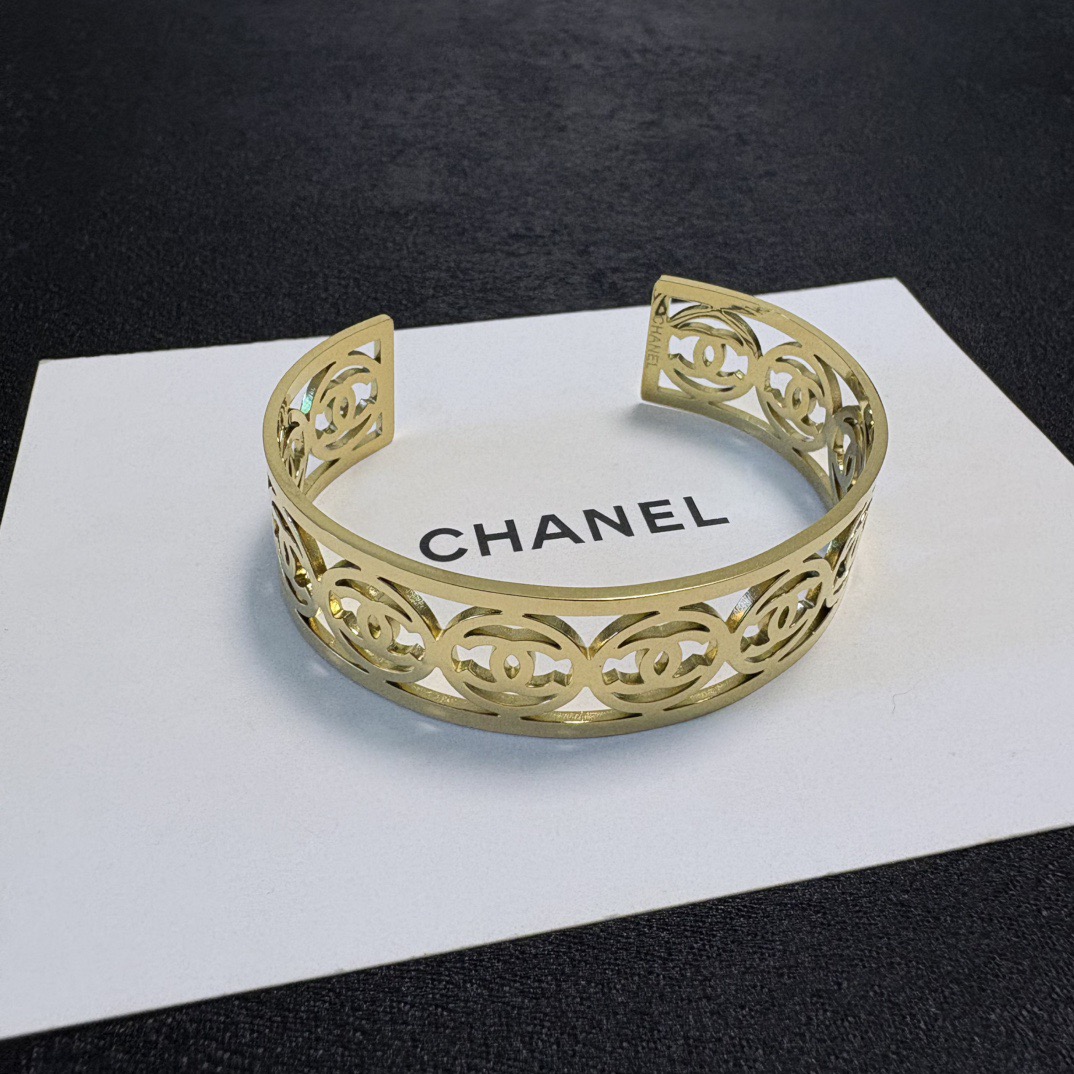 Chanel 新品 小香风Chanel新款金色双C字母镂空手镯 一致材质 火 设计独特 前卫