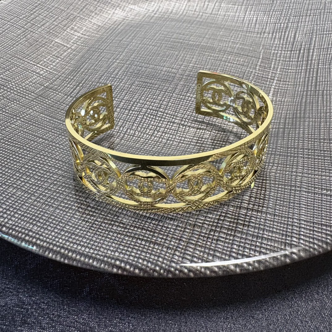 Chanel 新品 小香风Chanel新款金色双C字母镂空手镯 一致材质 火 设计独特 前卫
