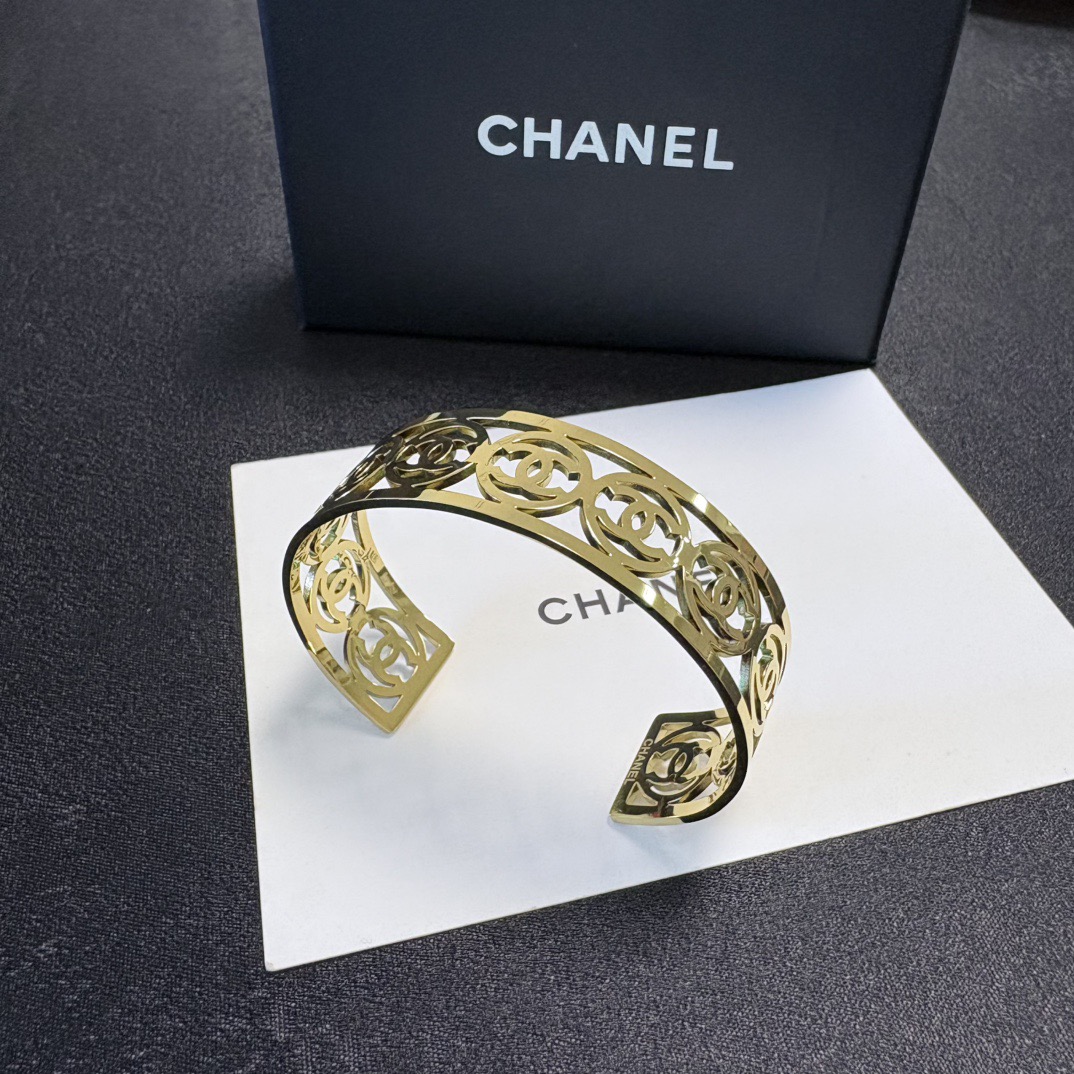 Chanel 新品 小香风Chanel新款金色双C字母镂空手镯 一致材质 火 设计独特 前卫