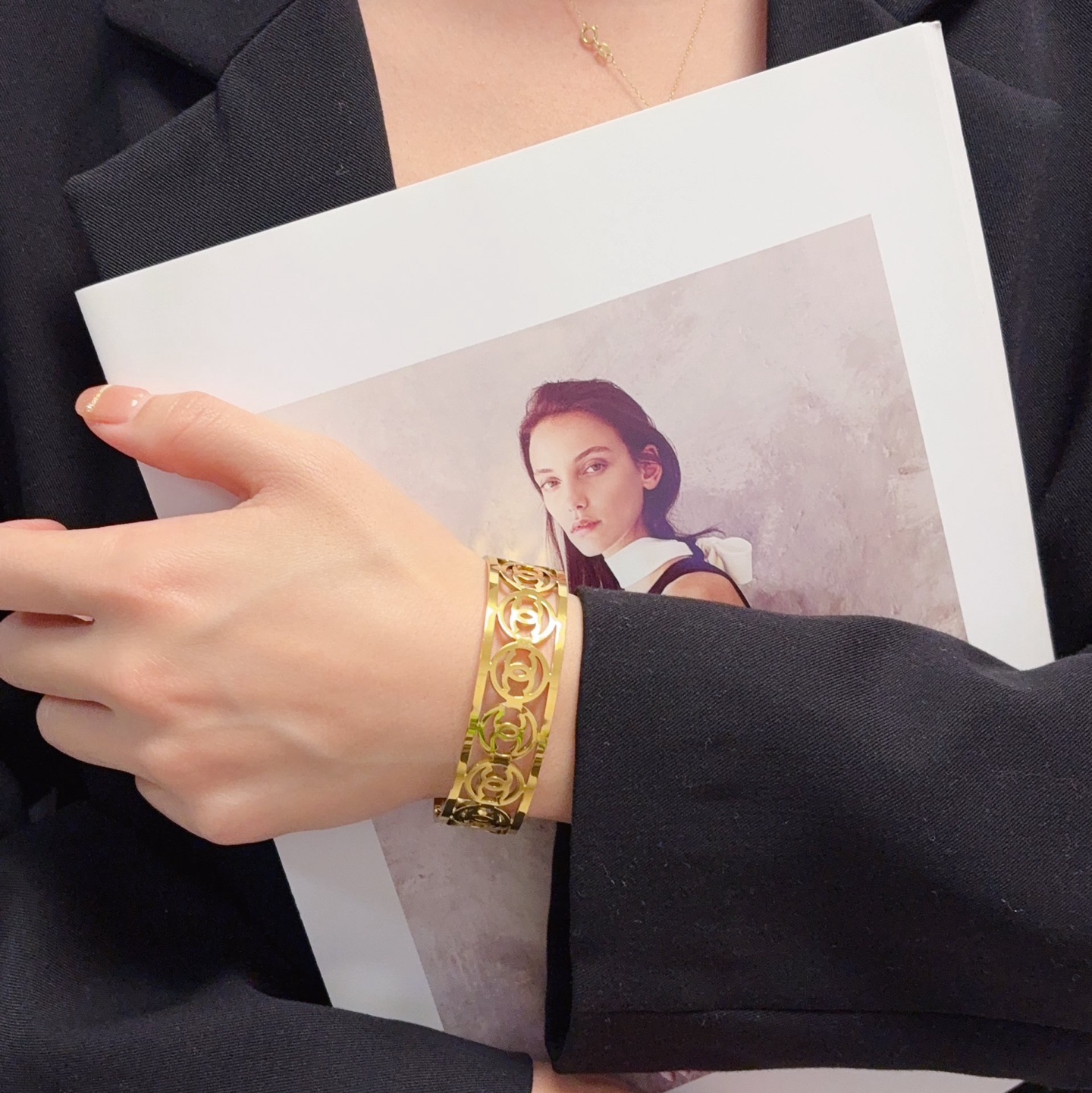 Chanel 新品 小香风Chanel新款金色双C字母镂空手镯 一致材质 火 设计独特 前卫