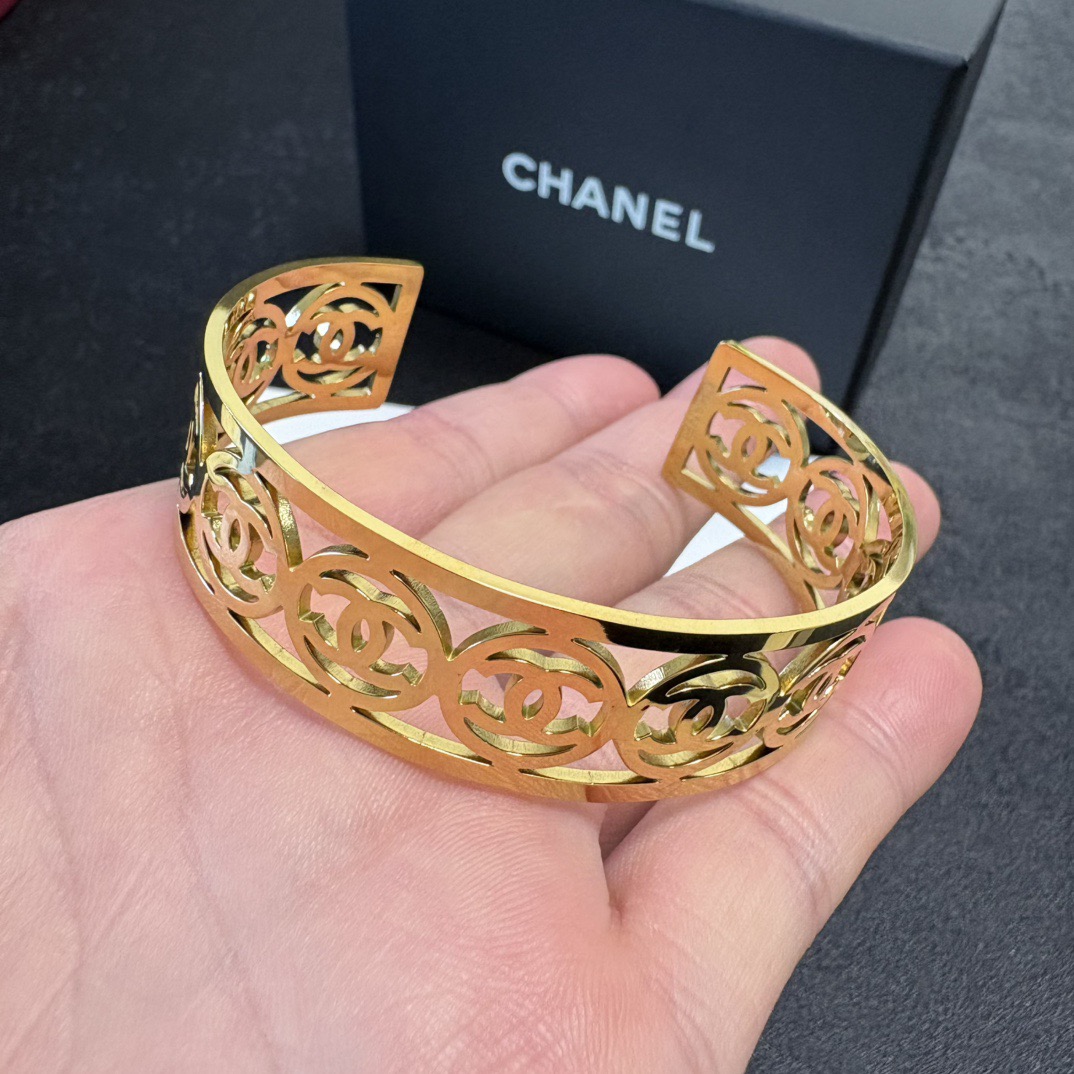 Chanel 新品 小香风Chanel新款金色双C字母镂空手镯 一致材质 火 设计独特 前卫