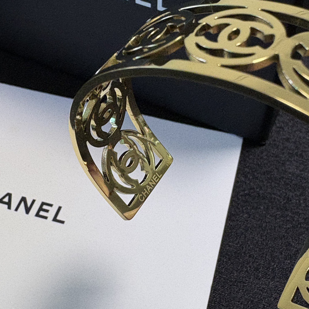 Chanel 新品 小香风Chanel新款金色双C字母镂空手镯 一致材质 火 设计独特 前卫