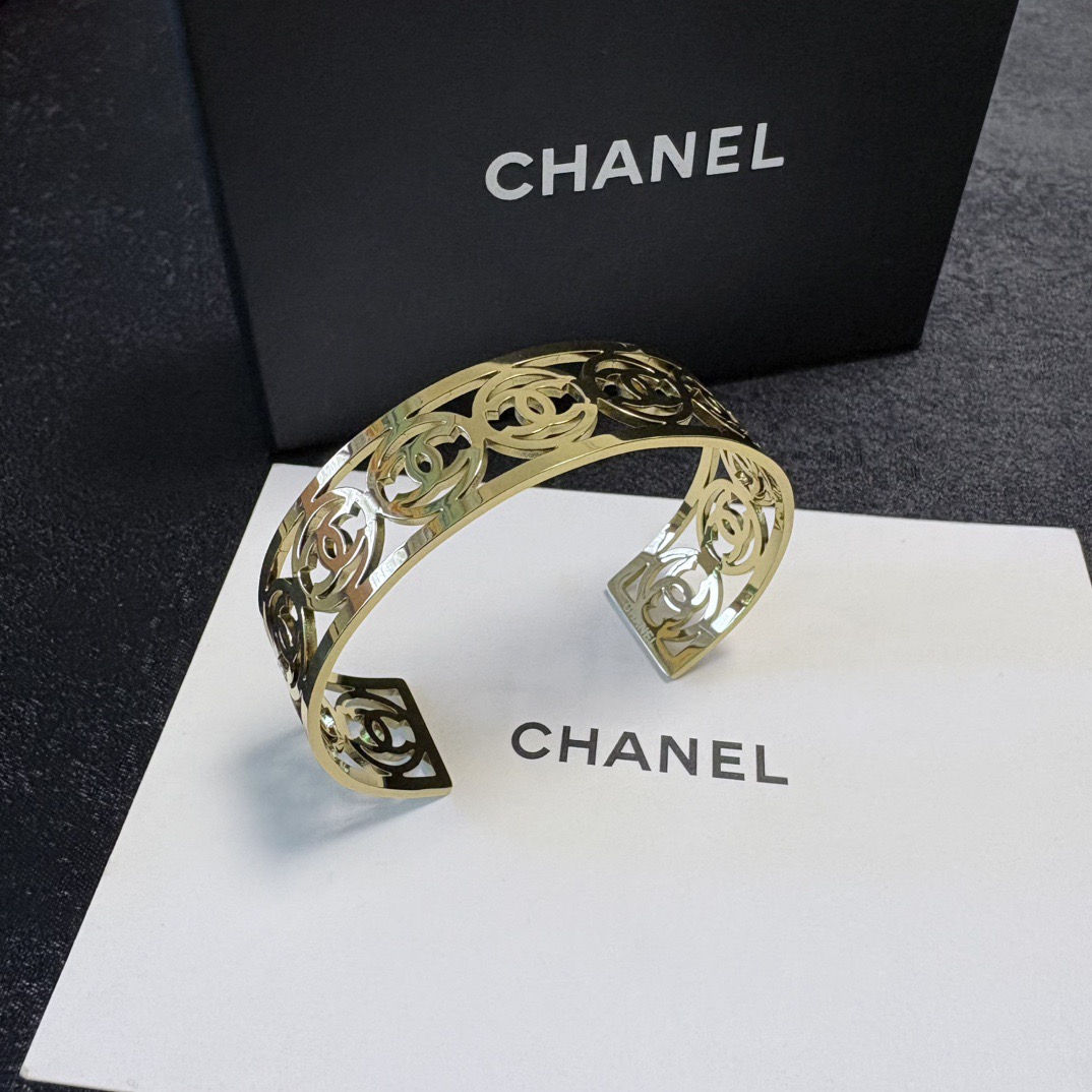 Chanel 新品 小香风Chanel新款金色双C字母镂空手镯 一致材质 火 设计独特 前卫