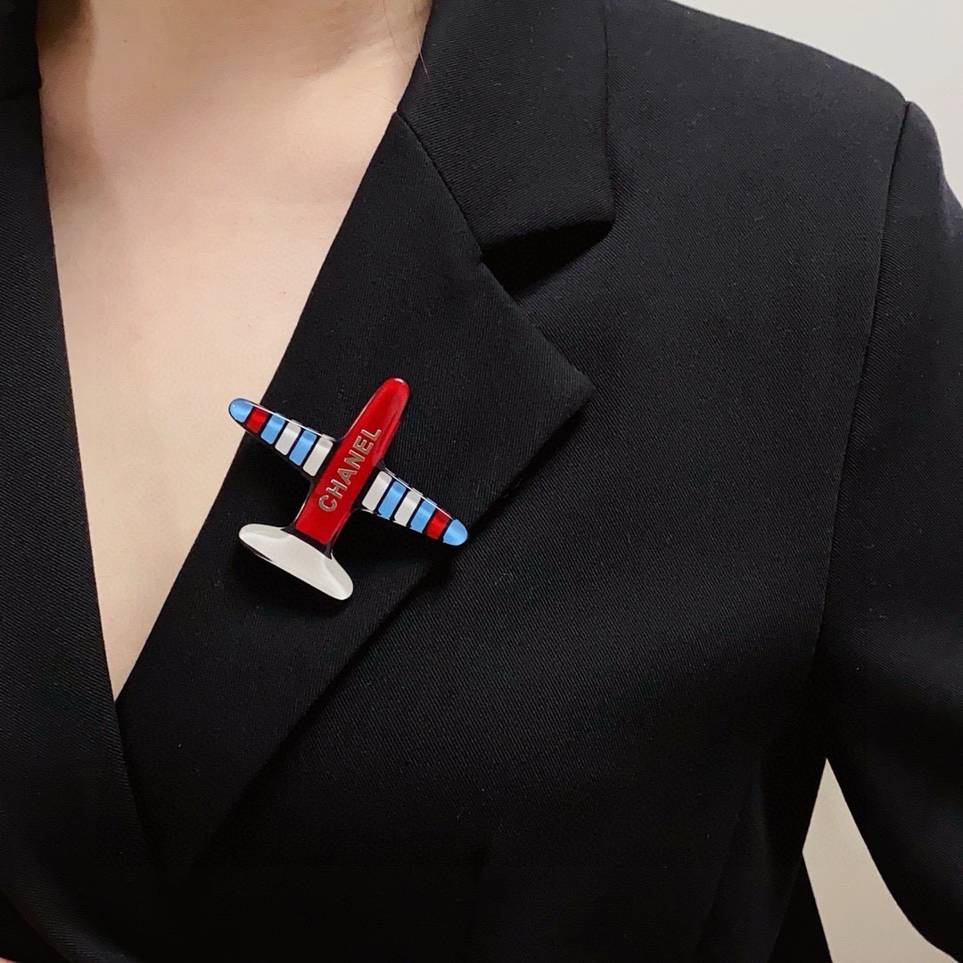 NO:880178,CHANEL Xiaoxiang The latest high version of the imported acrylic airplane color Chanel brooch is the accessory that understands women best. Women who devote all their efforts to themselves often cherish the meaning of the brooch more. Ms. Chanel pinned the brooch on her hat and told the fashionable ladies who imitated her [The brooch is very practical. It can be pinned on the collar of a suit, on a pocket, on a hat, on a belt or on an evening dress. Boutique jewelry, chanel, chanel, business  suit, brooch, breastpin, hats19860909CHANEL小香 最新款高版本进口亚克力飞机彩色香奈儿胸针,是最懂女人的饰物.那些倾注了全部心血去做自己的女人,往往更珍惜胸针的意义.香奈儿女士把胸针别在帽子上,并告诉那些模仿她的时髦女士们[胸针可是非常实用,它可以别在西装领上、口袋上、帽子上、腰带上或者是晚礼服上,饰品精品,chanel,chanel,business suit,brooch，breastpin,hats,Jewelry