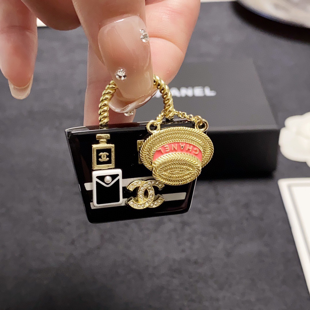 NO:880182,CHANEL Xiaoxiang counter's new high-end imported acrylic hat bag Chanel brooch is the accessory that understands women best. Women who devote all their efforts to themselves often cherish the meaning of brooches. Ms. Chanel pins brooches on hats and tells those fashionable ladies who imitate her [Broches are very practical. They can be pinned on suit collars, pockets, hats, belts or evening gowns. Boutique jewelry, chanel, chanel, business  suit, brooch, breastpin, hats19860909CHANEL小香 专柜新款高级进口亚克力帽子包包香奈儿胸针,是最懂女人的饰物.那些倾注了全部心血去做自己的女人,往往更珍惜胸针的意义.香奈儿女士把胸针别在帽子上,并告诉那些模仿她的时髦女士们[胸针可是非常实用,它可以别在西装领上、口袋上、帽子上、腰带上或者是晚礼服上,饰品精品,chanel,chanel,business suit,brooch，breastpin,hats,Jewelry