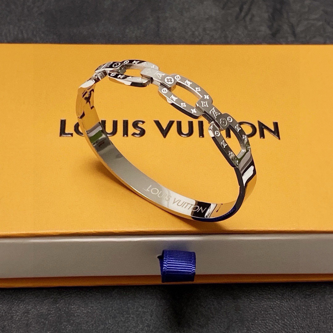 NO:880201,LV Louis Vuitton series new bracelet can be worn by men and women, unisex style!  Top craftsmanship, CNC cutting, imported engraving machine engraving, heavy craftsmanship, fried chicken texture, high-end texture, super good Lv bracelet, jewelry boutique, louis vuitton, louis vuitton, bracelet19860909LV路易威登系列新款手镯 男女可戴 中性款！顶级工艺 cnc切割 进口雕刻机雕刻 重工打造 炒鸡质感高档质感超级好的一款Lv手镯,饰品精品,louis vuitton,louis vuitton,bracelet,Jewelry