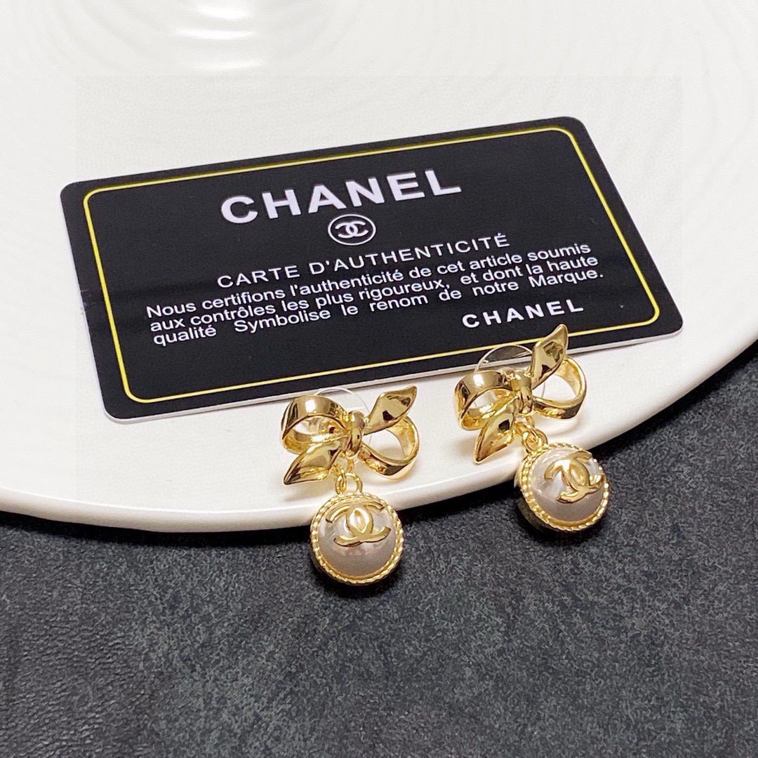 NO:880221,The new earrings Chanel Chanel bow earrings ▲ are very beautiful. The same brass material as the counter is very simple and elegant without losing the femininity. It is suitable for daily evening parties and various occasions. It can help you save thousands of dollars in minutes. Fine jewelry, chanel, chanel, earrings19860909新款耳钉Chanel 香奈儿蝴蝶结耳环▲非常漂亮 专柜一致黄铜材质非常非常简洁大方不失小女人气质,日常晚会各种场合适用来,分分钟帮你们节省数千大洋,饰品精品,chanel,chanel,earrings,Jewelry