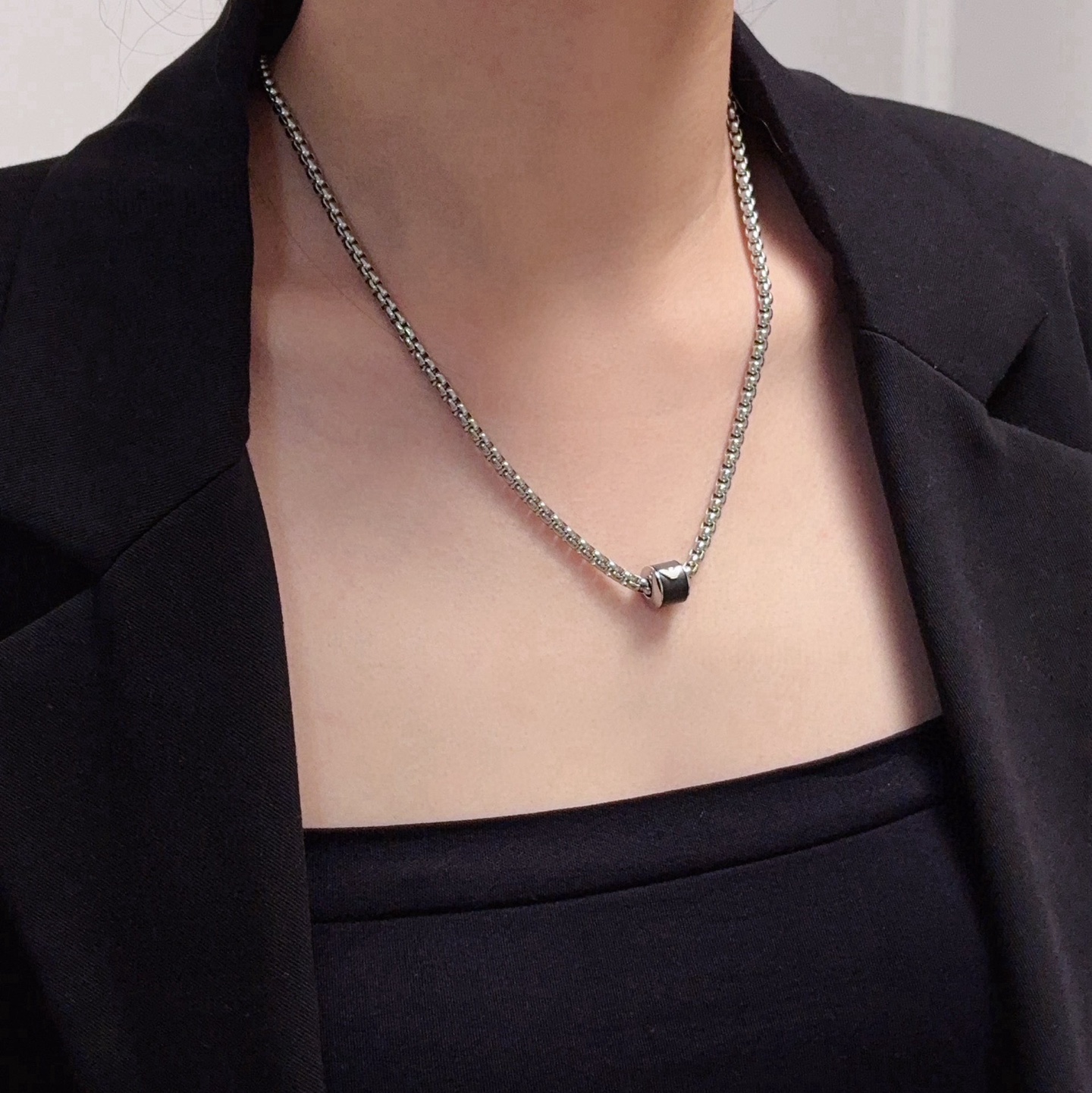NO:880281,Armani Armani's new black warrior small waist transfer bead necklace really appeals to my aesthetics. It is not the kind that is very gentle and mature, but the kind that looks very refined, very fashionable, very high-end. It has Armani's Iogo in black and white. I love it. It is a very special unisex couple model for men and women, jewelry boutique, armani, armani, necklace19860909阿玛尼Armani新品黑武士小蛮腰转运珠项链真的挑到我的审美上了,不是那种很温柔,很成熟的是那种一看上去显的人很精致,很时尚,很高档而且黑色跟白色上面都有阿玛尼的Iogo爱了非常特别的一款男女中性情侣款,饰品精品,armani,armani,necklace,Jewelry