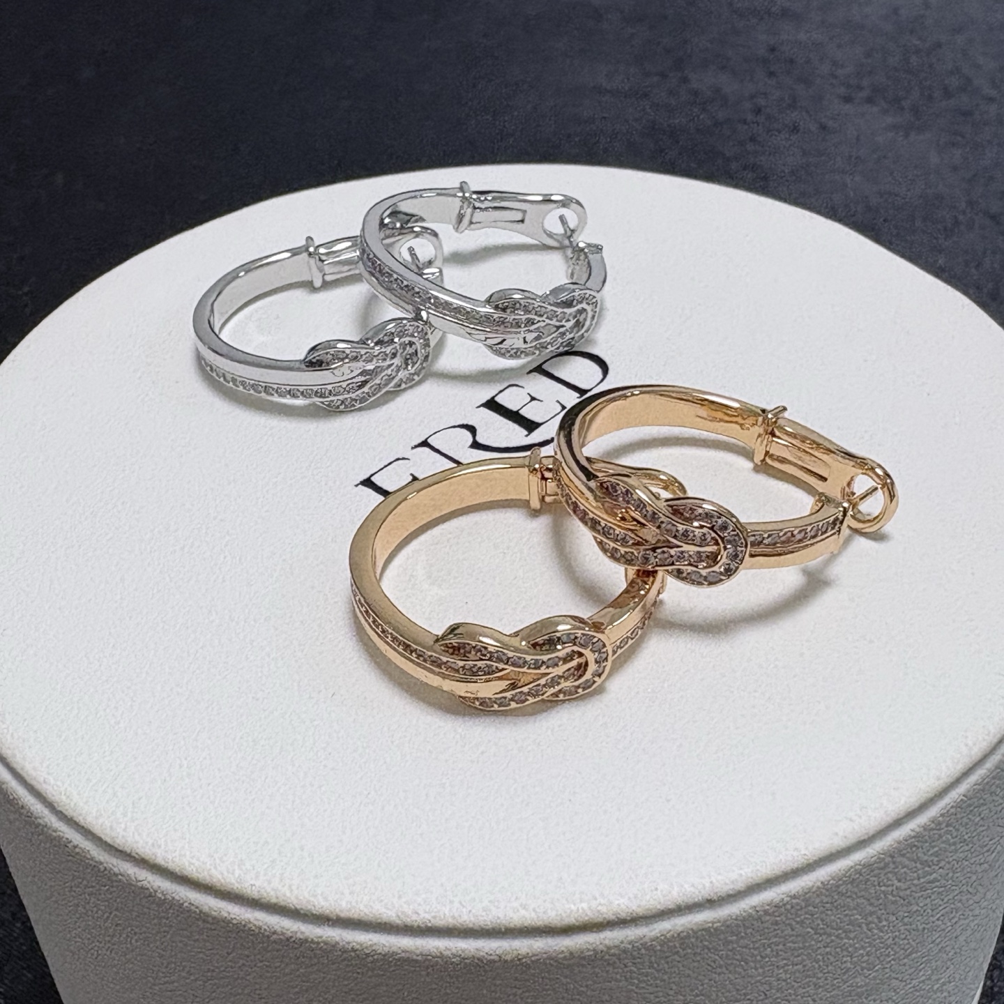 Fred 新品发布 火爆 Fred斐登玫瑰金满钻小马蹄中性款高品质小耳钉耳勾耳拍