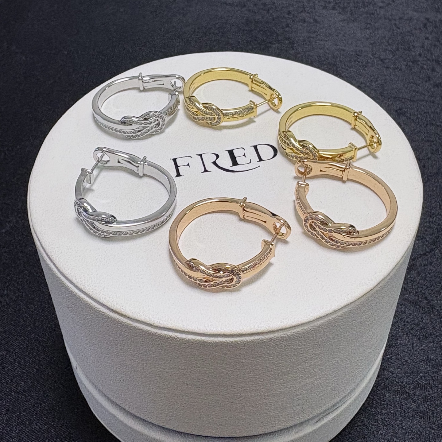 Fred 新品发布 火爆 Fred斐登玫瑰金满钻小马蹄中性款高品质小耳钉耳勾耳拍