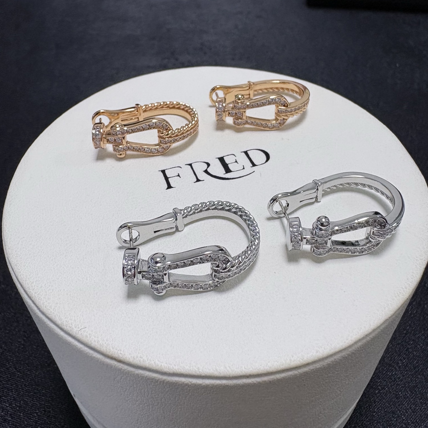Fred 新品发布 火爆 Fred斐登玫瑰金满钻小马蹄中性款高品质小耳钉耳勾耳拍