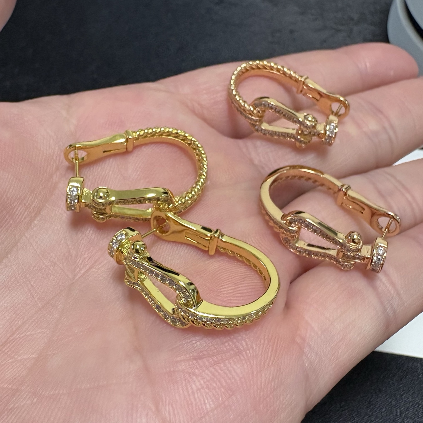 Fred 新品发布 火爆 Fred斐登玫瑰金满钻小马蹄中性款高品质小耳钉耳勾耳拍