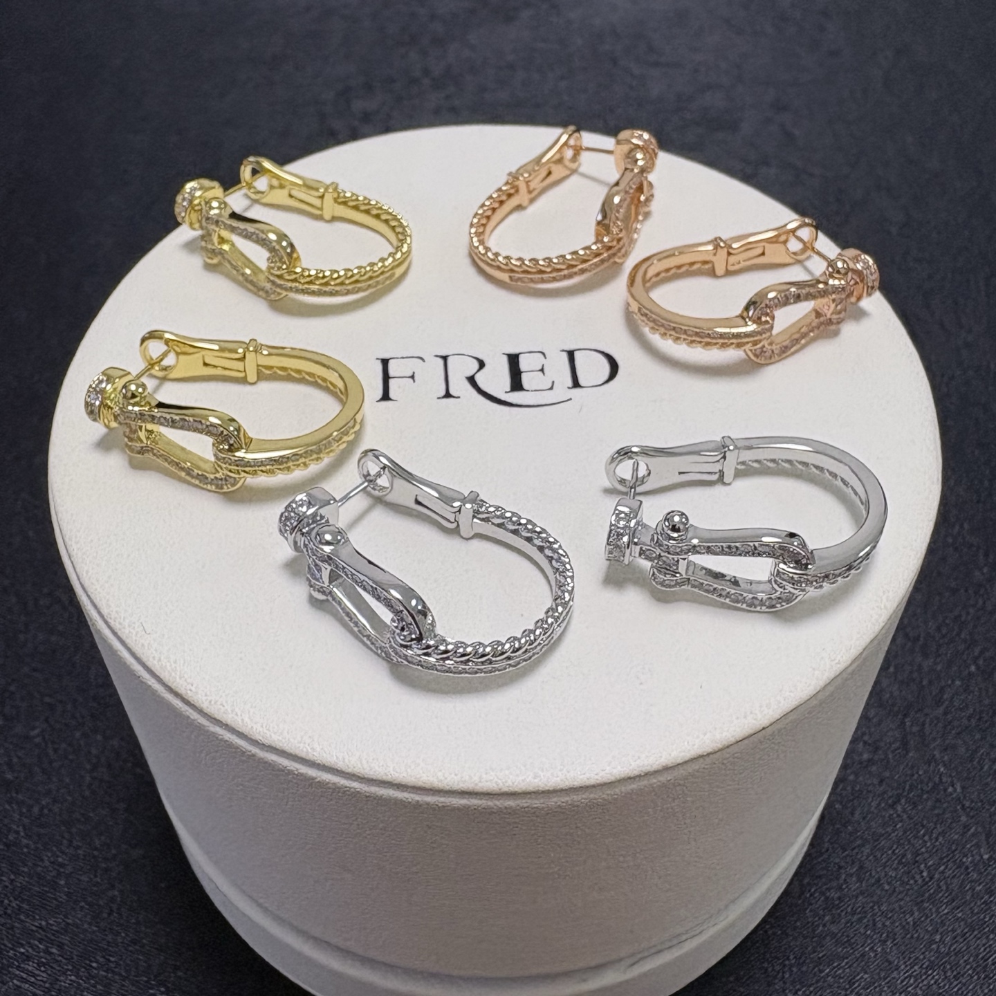 Fred 新品发布 火爆 Fred斐登玫瑰金满钻小马蹄中性款高品质小耳钉耳勾耳拍