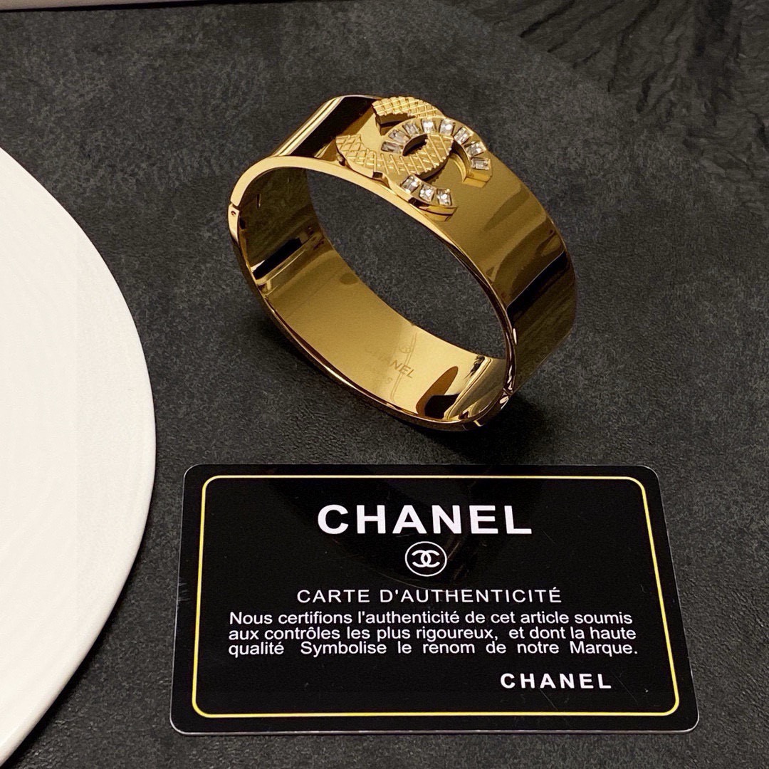 Chanel 新款 香奈儿Chanel宽版微镶钻手镯