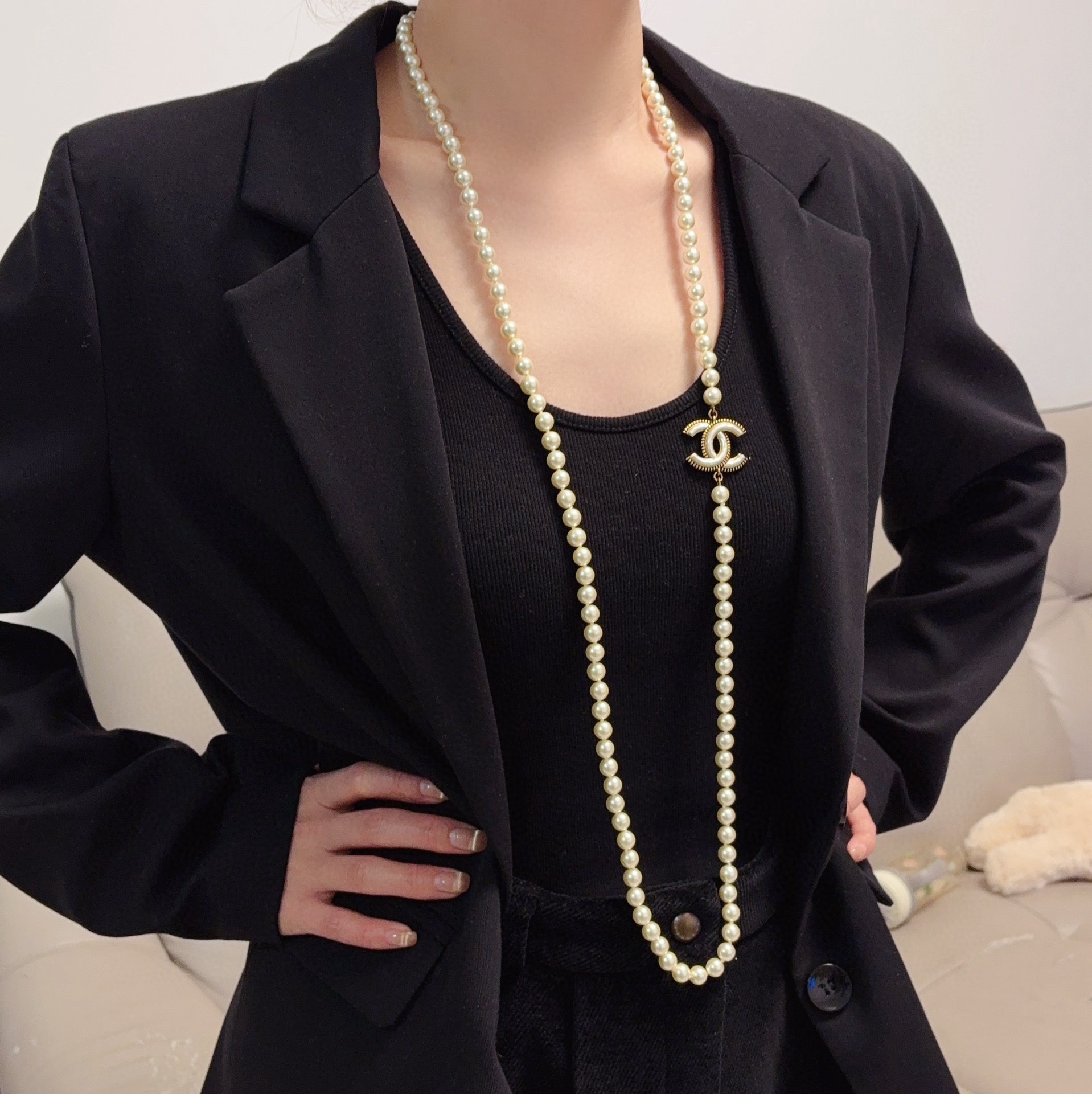 NO:767007,Chanel Chanel Double C imported pearl series sweater chain necklace is a must-have fashion item for early autumn and winter. It is super good-looking and personalized when stacked. The versatile style is particularly great. The overall details are very surprising. The design is full of sense. It not only brings out personal confidence and taste, the style is elegant and fashionable, highlighting the French elegance. The meticulous details make it more attractive to wear. Boutique jewelry, chanel, chanel, sweaters, necklace19860909香奈儿Chanel双c进口珍珠系列毛衣链项链早秋冬必备时尚单品♀叠戴超级好看超个性,百搭款特别特别赞,整体细节非常令人惊喜,设计感十足,不仅带出个人自信及品味,款式典雅而时尚,突显法式高雅气息,加上一丝不苟的细节,使得佩戴起来更具吸引力,饰品精品,chanel,chanel,sweaters,necklace,Jewelry