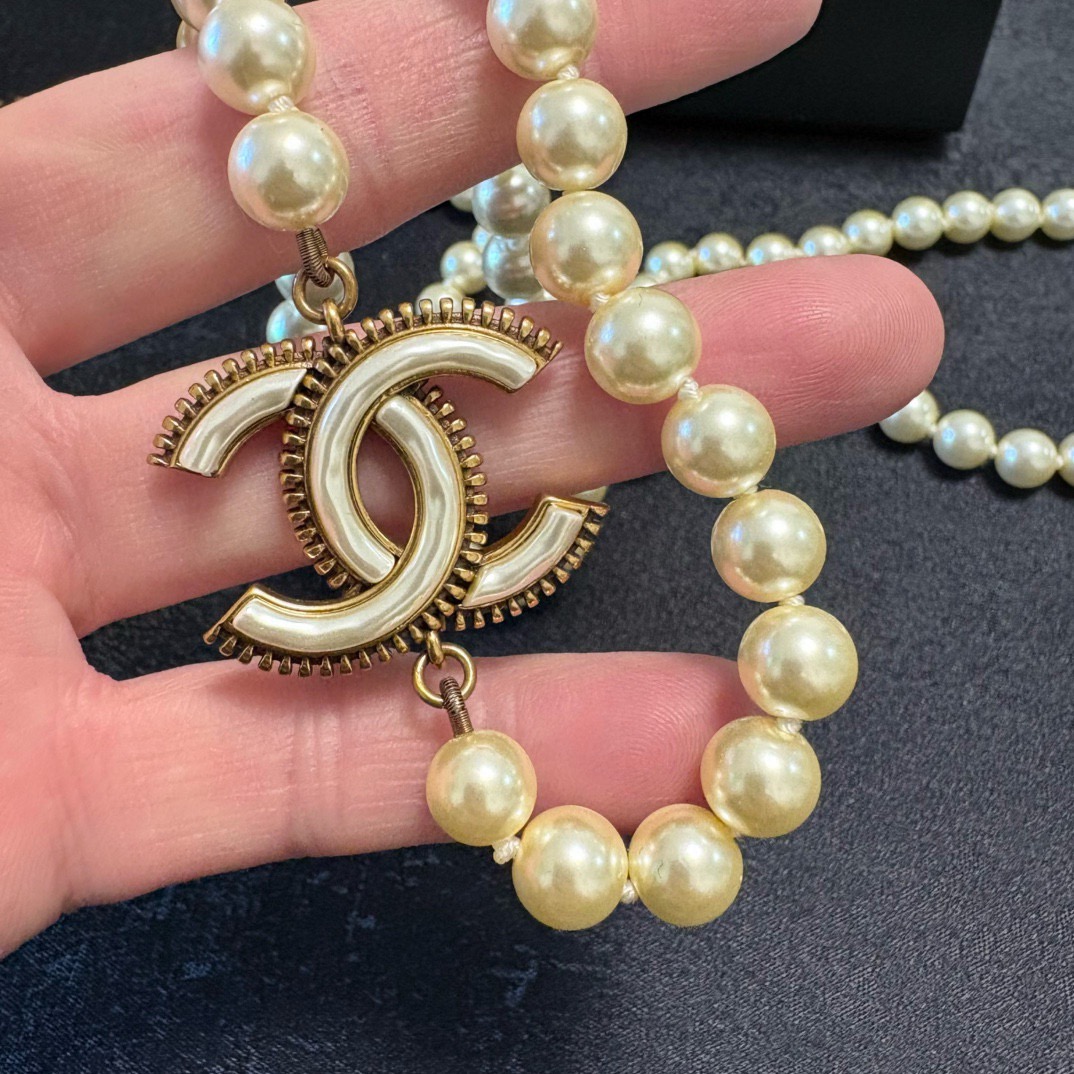 Chanel 香奈儿Chanel双c进口珍珠系列 毛衣链项链 单品 叠戴 超个性 百搭款特别特别赞