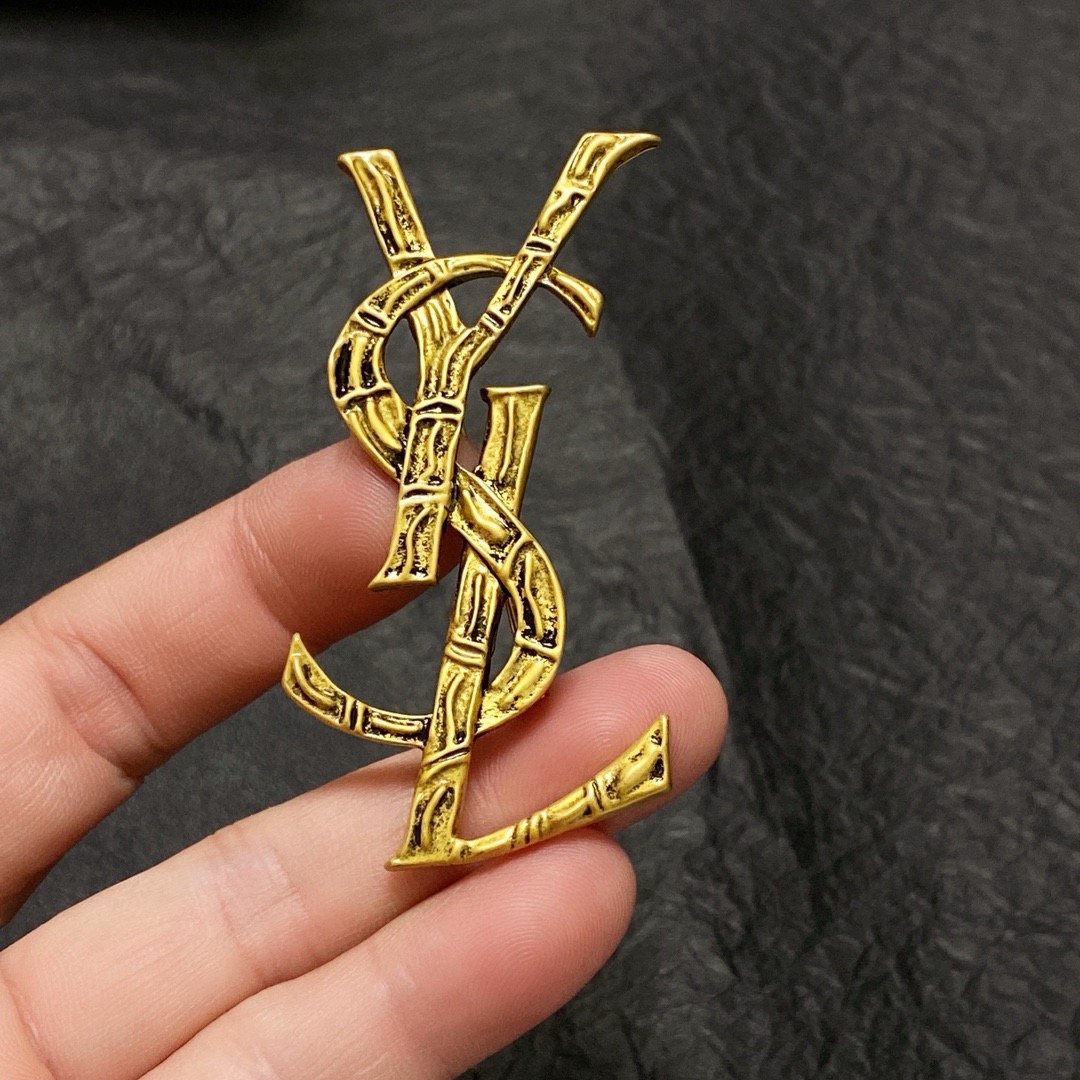 NO:767015,YSL Yves Saint Laurent counters are launching new brooches at the same time. They are the accessories that know women best. Women who devote all their efforts to being themselves tend to cherish the meaning of brooches more. Ms. Saint Laurent pinned the brooch on her hat and told the fashionable ladies who imitated her [Brooch is very practical. It can be pinned on the collar of a suit, on a pocket, on a hat, on a belt or on an evening dress. Boutique jewelry, saint laurent, saint laurent, business  suit, brooch, breastpin, hats19860909YSL圣罗兰专柜新款同步上新胸针,是最懂女人的饰物.那些倾注了全部心血去做自己的女人,往往更珍惜胸针的意义.圣罗兰女士把胸针别在帽子上,并告诉那些模仿她的时髦女士们[胸针可是非常实用,它可以别在西装领上、口袋上、帽子上、腰带上或者是晚礼服上,饰品精品,saint laurent,saint laurent,business suit,brooch，breastpin,hats,Jewelry