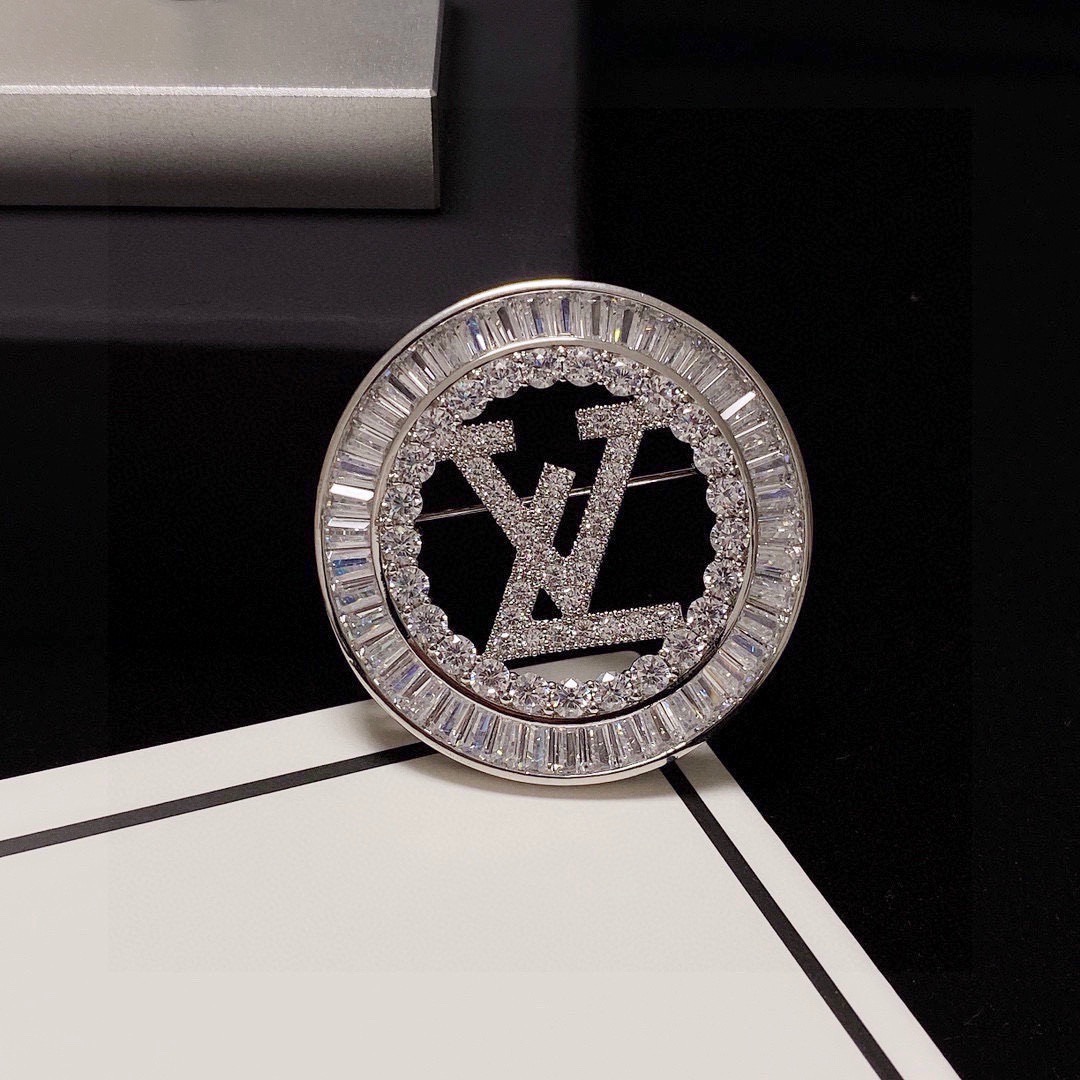 NO:767020,LV counters have new brooches at the same time, which are the accessories that understand women best. Women who have devoted all their efforts to being themselves often cherish the meaning of brooches. Ms. LV pins the brooch on her hat and tells the fashionable ladies who imitate her [Broches are very practical. They can be pinned on the collar of a suit, on a pocket, on a hat, on a belt or on an evening dress. Boutique jewelry, louis vuitton, business suit, brooch, breastpin, hats19860909LV专柜新款同步上新胸针,是最懂女人的饰物.那些倾注了全部心血去做自己的女人,往往更珍惜胸针的意义.Lv女士把胸针别在帽子上,并告诉那些模仿她的时髦女士们[胸针可是非常实用,它可以别在西装领上、口袋上、帽子上、腰带上或者是晚礼服上,饰品精品,louis vuitton,business suit,brooch，breastpin,hats,Jewelry