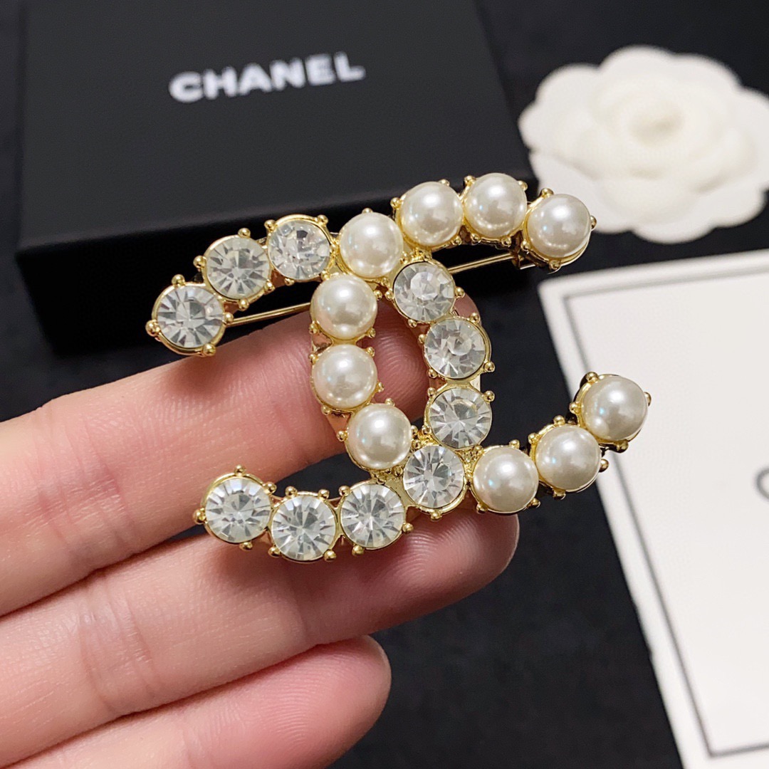 NO:767029,CHANEL Xiaoxiang counter's new Chanel brooch inlaid with pearls and diamonds is the accessory that best understands women. Women who devote all their efforts to being themselves tend to cherish the meaning of the brooch more. Ms. Chanel pinned the brooch on her hat and told the fashionable ladies who imitated her that 'brooches are very practical. They can be pinned on suit collars, pockets, hats, belts or evening dresses. Boutique jewelry, chanel, chanel, business  suit, brooch, breastpin, hats19860909CHANEL小香 专柜新款镶珍珠、钻香奈儿胸针,是最懂女人的饰物.那些倾注了全部心血去做自己的女人,往往更珍惜胸针的意义.香奈儿女士把胸针别在帽子上,并告诉那些模仿她的时髦女士们[胸针可是非常实用,它可以别在西装领上、口袋上、帽子上、腰带上或者是晚礼服上,饰品精品,chanel,chanel,business suit,brooch，breastpin,hats,Jewelry