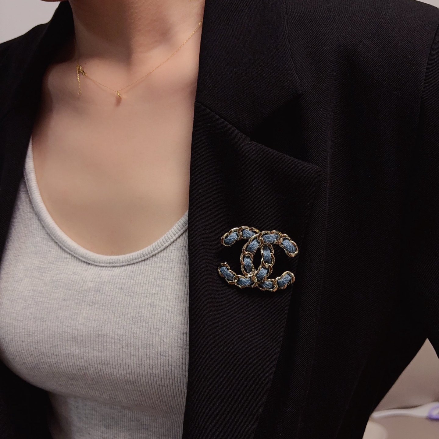NO:767052,CHANEL Xiaoxiang, the latest high-version fabric with Chanel brooch, is the accessory that understands women best. Women who devote all their efforts to being themselves tend to cherish the meaning of brooches more. Ms. Chanel pinned the brooch on her hat and told the fashionable ladies who imitated her [Broches are very practical. They can be pinned on suit collars, pockets, hats, belts or evening gowns. Boutique jewelry, chanel, chanel, business  suit, brooch, breastpin, hats19860909CHANEL小香 最新款高版本布艺搭配香奈儿胸针,是最懂女人的饰物.那些倾注了全部心血去做自己的女人,往往更珍惜胸针的意义.香奈儿女士把胸针别在帽子上,并告诉那些模仿她的时髦女士们[胸针可是非常实用,它可以别在西装领上、口袋上、帽子上、腰带上或者是晚礼服上,饰品精品,chanel,chanel,business suit,brooch，breastpin,hats,Jewelry