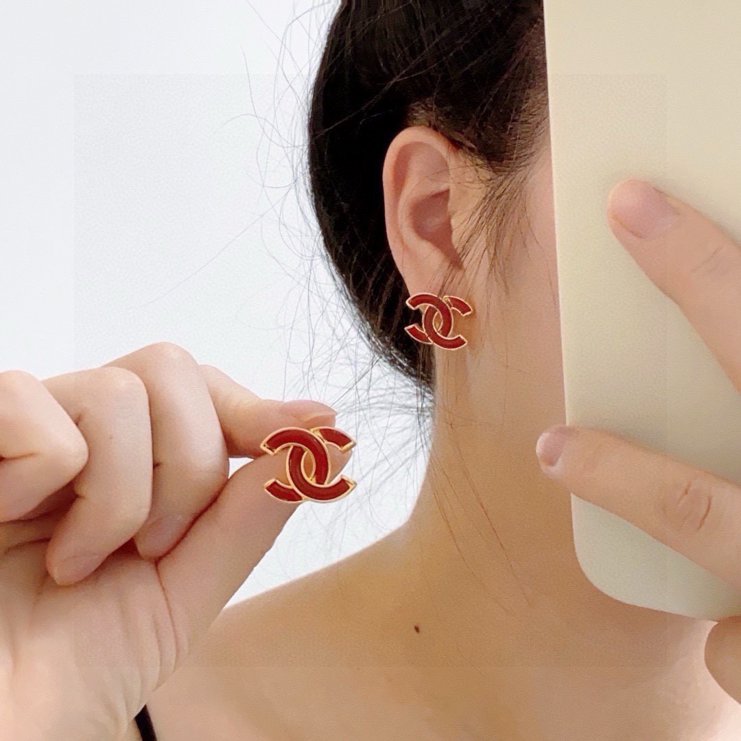 NO:767065,The new Chanel Xiaoxiang New Year red earrings are available at the counter at the same time. The original earrings are made of the same material and paired with sterling silver needle earrings. They are carefully crafted to create the most cost-effective and high-quality earrings on the Internet. The upper ear effect is particularly beautiful!  It’s so beautiful!  Suitable for various festive occasions, fine jewelry, chanel, earrings, pure silver19860909新款Chanel 小香 新年红色耳钉 专柜同步上新 耳环 原版一致材质搭配纯银针耳环 精工细作打造全网最高性价比最高品质上耳效果特别好看！简直美腻了！适合各种喜庆场合,饰品精品,chanel,earrings,pure silver,Jewelry