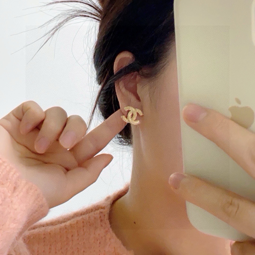 NO:767077,The hottest new [Chanel Chanel] gold stud earrings with small pearls are very casual and high-end, the highest version on the market!  Chanel earrings are a must-have for goddesses, super slimming, personalized and fashionable, daily essentials, ladylike temperament, noble ladylike temperament, simple and versatile earrings 9.25 silver needle, jewelry boutique, chanel, chanel, earrings19860909劲爆新款【Chanel香奈儿】金色镶小珍珠耳钉非常休闲和高级感市面最高版本！香奈儿耳钉女神必备 超级显脸瘦 有个性时尚 日常必备 淑女气质 高贵名媛气质 简约大气百搭款耳环9.25银针,饰品精品,chanel,chanel,earrings,Jewelry
