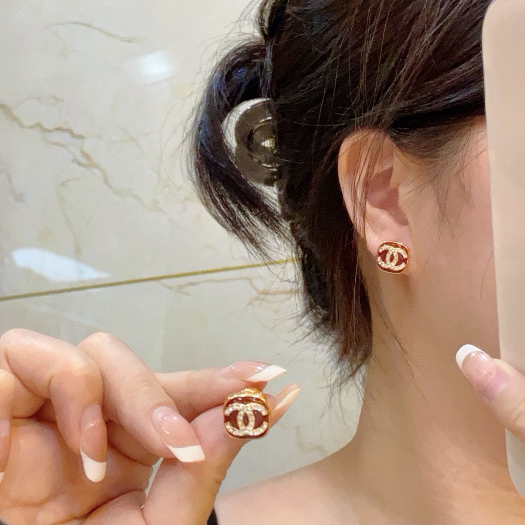 NO:767101,Newly launched high-end Chanel Xiaoxiang double C simple New Year red retro square small earrings. This earring is really super beautiful. It looks simple in design but has good wearing effect. Even I have small earlobes and it is okzp. The upper ear is super elegant and suitable for various occasions. Boutique jewelry, chanel, earrings19860909新款上市高端Chanel 小香双C简约新年红复古正方形小耳钉这款耳环真的超级美看着设计简单但是佩戴效果好看到爆就连我这种小耳垂的也很okzp上耳超气质优雅适合各种场合,饰品精品,chanel,earrings,Jewelry
