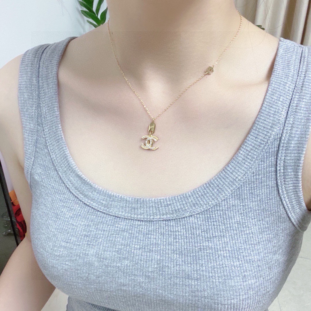 NO:767111,Chanel's latest fine steel color-preserving thin necklace is super personalized, and the versatile style is particularly amazing. The overall details are very surprising, and the design is full of sense. It not only brings out personal confidence and taste, but also is elegant and fashionable in style, highlighting the French elegance. The meticulous details make it more attractive to wear. Boutique jewelry, chanel, chanel, necklace19860909香奈儿Chanel最新款精钢保色细项链超个性,百搭款特别特别赞,整体细节非常令人惊喜,设计感十足,不仅带出个人自信及品味,款式典雅而时尚,突显法式高雅气息,加上一丝不苟的细节,使得佩戴起来更具吸引力,饰品精品,chanel,chanel,necklace,Jewelry