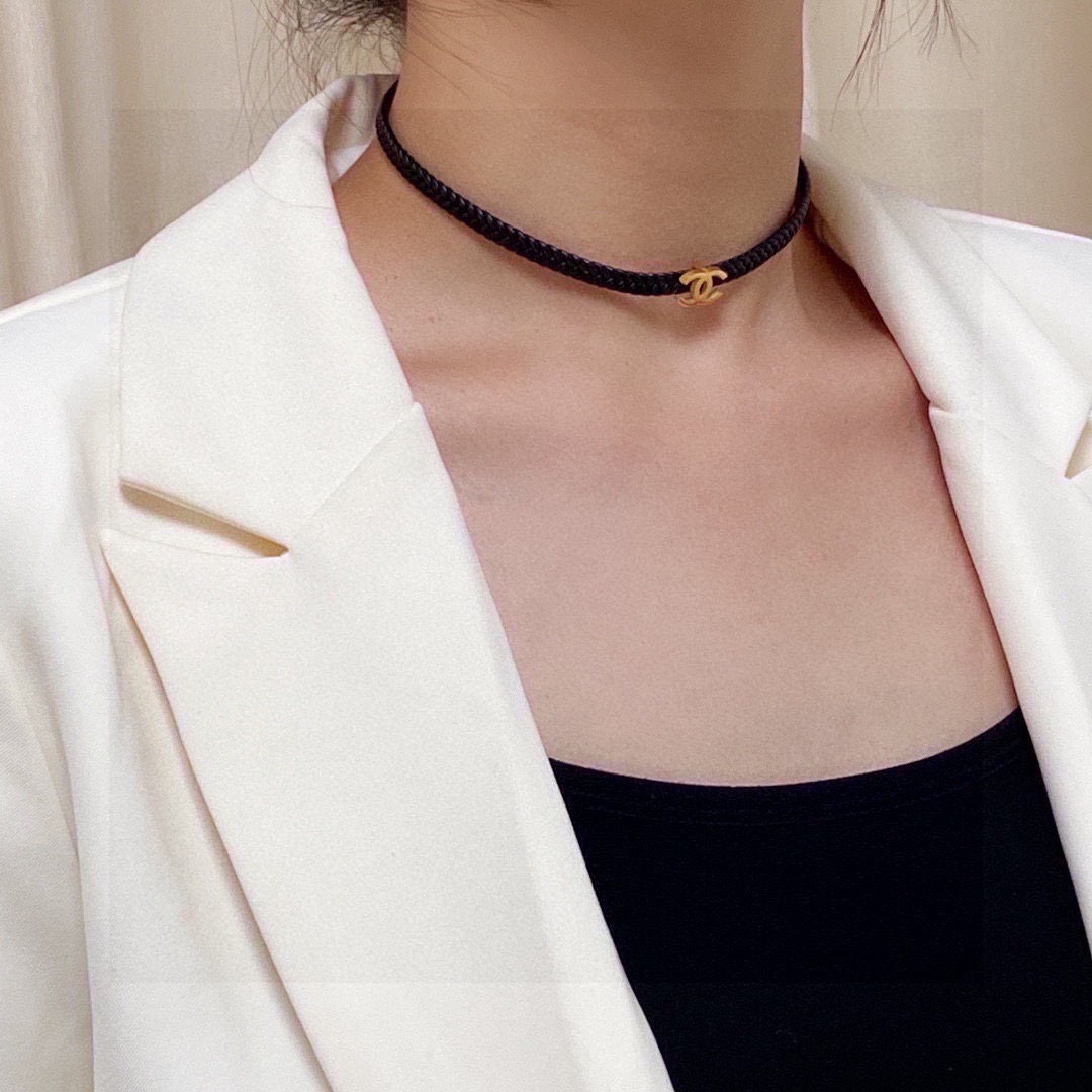 NO:767124,Chanel Chanel's latest double C leather clavicle collar necklace is super personalized and very versatile. The overall details are very surprising and full of design. It not only brings out personal confidence and taste, the style is elegant and fashionable, highlighting the French elegance. The meticulous details make it more attractive to wear. Boutique jewelry, chanel, chanel, necklace19860909香奈儿Chanel最新款双C皮革锁骨项圈项链皮质超个性,百搭款特别特别赞,整体细节非常令人惊喜,设计感十足,不仅带出个人自信及品味,款式典雅而时尚,突显法式高雅气息,加上一丝不苟的细节,使得佩戴起来更具吸引力,饰品精品,chanel,chanel,necklace,Jewelry