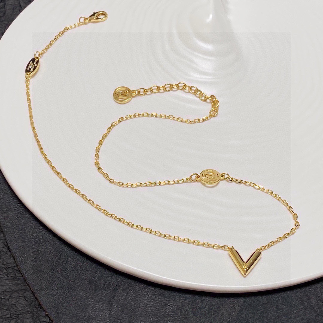 NO:767145,[Seiko version] LV high-end Louis Vuitton necklace, fashionable LV necklace, official website selection. It brings fashion and brilliant cutting technology to make the surface polishing very beautiful and dazzling at 360 degrees. Electroplating 18k gold technology. Counter version. One-to-one quality is in place in all aspects. The overall design is simple and highly recognizable. It is elegant when paired with it. It can be randomly switched when going shopping or working. Boutique jewelry, louis vuitton, louis vuitton, necklace19860909【精工版本】LV高端路易威登项链 时尚 LV项链 官网精选款 带来时髦、明亮式切割工艺使表面抛光非常靓丽360度绚丽夺目 电镀18k金工艺 专柜版本 一比一质量方方面面都很到位 整体设计简约、辨识度高搭配起来典雅 大气逛街上班都可以很好的随机切换,饰品精品,louis vuitton,louis vuitton,necklace,Jewelry