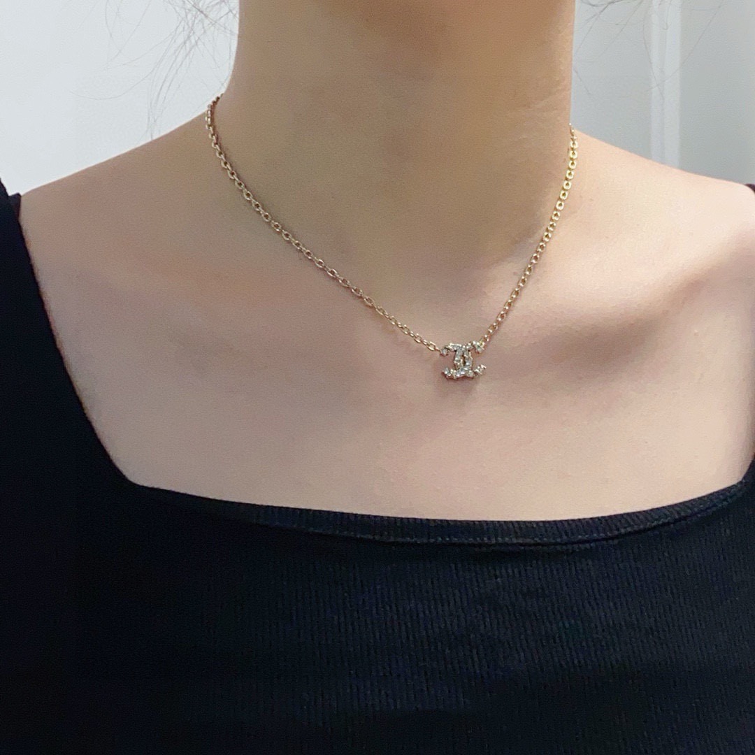 NO:767163,Xiaohongshu's hot new Chanel high version, the latest double C champagne gold diamond pendant necklace, is more beautiful and personalized when stacked. The versatile style is particularly good. The overall details are very surprising and full of design. It not only brings out personal confidence and taste, the style is elegant and fashionable, highlighting the French elegance. The meticulous details make it more attractive to wear. Boutique jewelry, chanel, chanel, necklace19860909小红书火爆新款香奈儿Chanel高版本最新款双C香槟金色镶钻小吊坠项链叠戴更加好看超个性,百搭款特别特别赞,整体细节非常令人惊喜,设计感十足,不仅带出个人自信及品味,款式典雅而时尚,突显法式高雅气息,加上一丝不苟的细节,使得佩戴起来更具吸引力,饰品精品,chanel,chanel,necklace,Jewelry