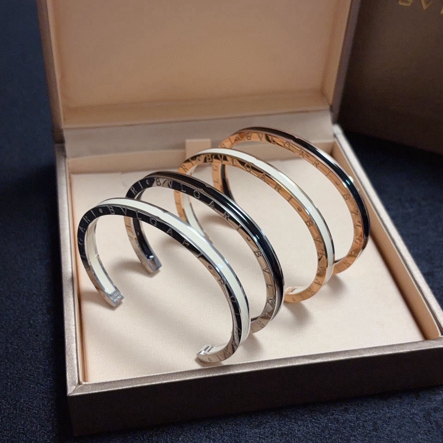 NO:767191,BVLGARI's high-quality unisex open-face off-white and black oil-drip bracelet is a very versatile 14K stainless steel color-preserving material with thick gold-plating. It is perfectly inlaid with diamonds and carefully polished, and fits perfectly with the metal edge!  Full of temptation and charming sensibility, the dazzling luxury of diamonds presents unparalleled beauty and power, giving you a new look, interpreting the inherent multi-faceted characteristics, spreading and bending, showing its elegant and seductive beauty!  ,Boutique jewelry,bottega veneta,bvlgari,bvlgari,bracelet19860909宝格丽BVLGARI高品质中性款开口米白色、黑色滴油手镯,非常百搭的一款14K精钢保色材质厚镀厚金.完美镶钻精心打磨,与金属边完美契合！充满诱惑和迷人的感性,钻石的璀璨奢华,呈现出中无与伦比的美感与力量,给你一个全新的面貌,诠释固有的多面特质,蔓延弯曲,尽显其高雅而极具诱惑的美丽！,饰品精品,bottega veneta,bvlgari,bvlgari,bracelet,Jewelry