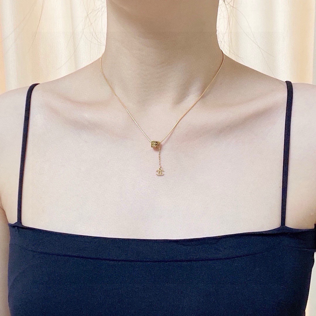 NO:767102,Chanel Chanel double C letter latest fashion square pendant thin necklace is a very special chain 14K stainless steel color retention and super personality, the versatile style is particularly good, the overall details are very surprising, full of design, not only brings out personal confidence and taste, the style is elegant and fashionable, highlighting the French elegance, plus meticulous details, making it more attractive to wear, fine jewelry, chanel, chanel, necklace19860909香奈儿Chanel双C字母最新款时尚方形吊坠细项链非常特别的一款链条14K精钢保色超个性,百搭款特别特别赞,整体细节非常令人惊喜,设计感十足,不仅带出个人自信及品味,款式典雅而时尚,突显法式高雅气息,加上一丝不苟的细节,使得佩戴起来更具吸引力,饰品精品,chanel,chanel,necklace,Jewelry