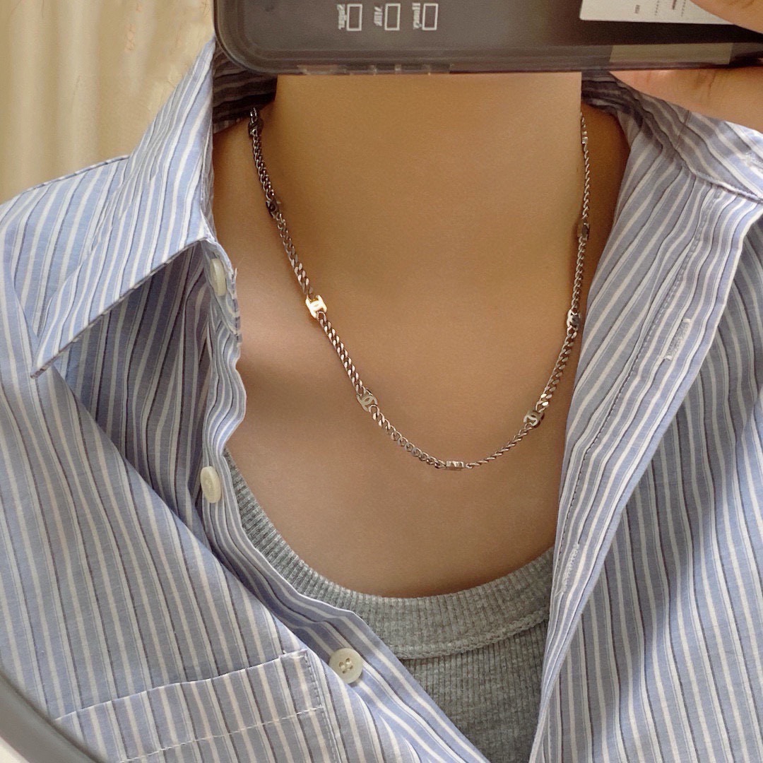 NO:767123,Chanel Chanel's latest double C necklace, stainless steel, color-preserving and super personalized, the versatile style is particularly amazing, the overall details are very surprising, and the design is full of sense. It not only brings out personal confidence and taste, the style is elegant and fashionable, highlighting the French elegance, and the meticulous details make it more attractive to wear. Boutique jewelry, chanel, chanel, necklace19860909香奈儿Chanel最新款双C项链精钢保色超个性,百搭款特别特别赞,整体细节非常令人惊喜,设计感十足,不仅带出个人自信及品味,款式典雅而时尚,突显法式高雅气息,加上一丝不苟的细节,使得佩戴起来更具吸引力,饰品精品,chanel,chanel,necklace,Jewelry