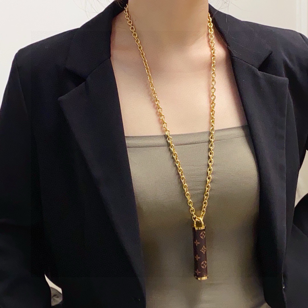 NO:767136,The new LVLouis Vuitton Bucket Strip Letter Texture Sweater Chain Leather Long Necklace is a must-have fashion item for early autumn♀ It is super good-looking and very personalized when worn in stacks. The versatile style is particularly great. The overall details are very surprising and the design is full of sense. It not only brings out personal confidence and taste, the style is elegant and fashionable, highlighting the French elegance. The meticulous details make it more attractive to wear. Boutique jewelry, louis vuitton, louis  vuitton,louis vuitton,sweaters,necklace19860909新款LVLouis Vuitton 路易威登 水桶长条字母纹理毛衣链皮革长款项链早秋必备时尚单品♀叠戴超级好看超个性,百搭款特别特别赞,整体细节非常令人惊喜,设计感十足,不仅带出个人自信及品味,款式典雅而时尚,突显法式高雅气息,加上一丝不苟的细节,使得佩戴起来更具吸引力,饰品精品,louis vuitton,louis vuitton,louis vuitton,sweaters,necklace,Jewelry