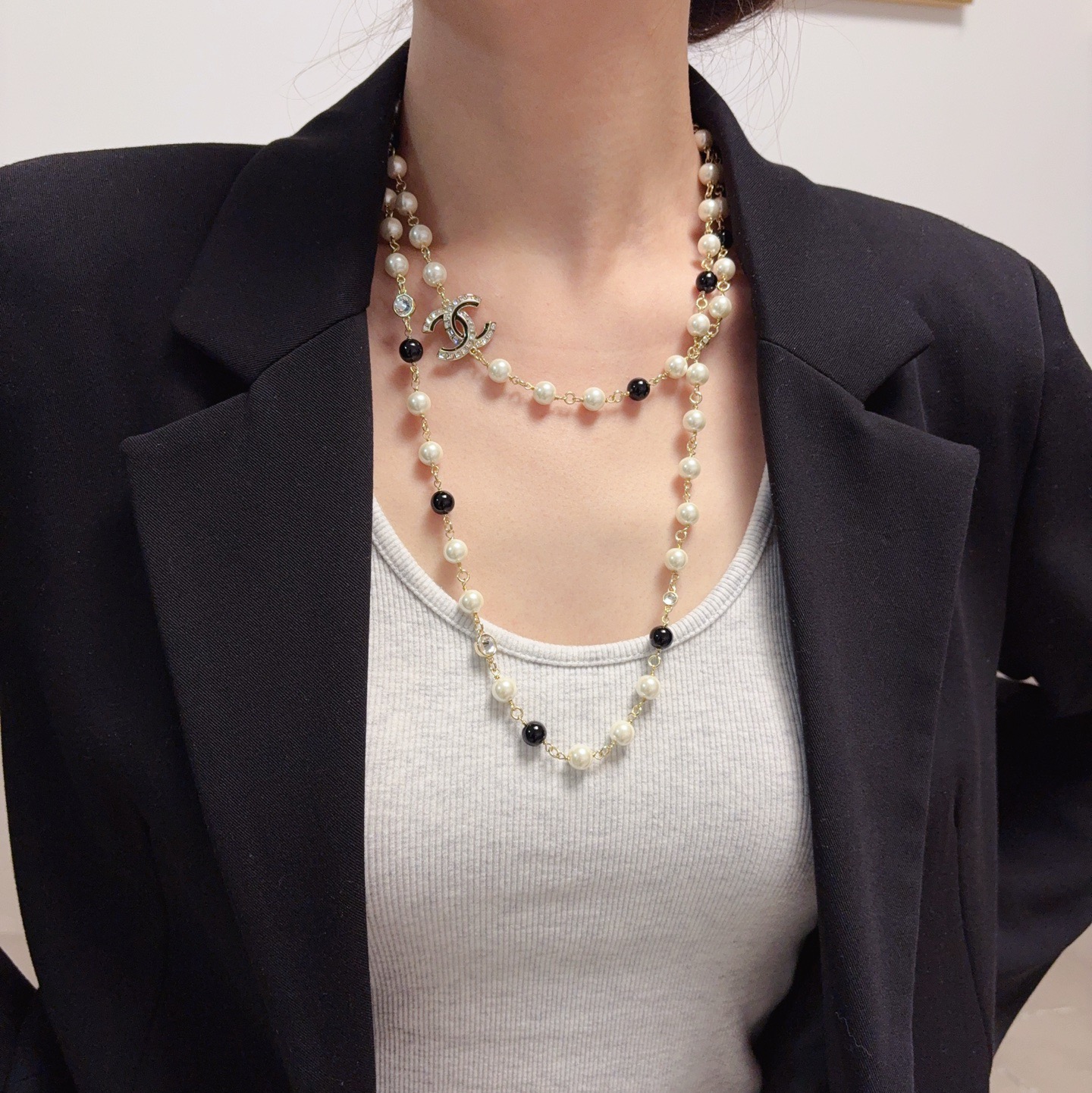 NO:767146,Chanel Chanel double c woven rhinestone pearl series sweater chain necklace is a must-have fashion item for early autumn♀ It is super good-looking and personalized when stacked, and the versatile style is particularly amazing. The overall details are very surprising, and the design is full of sense. It not only brings out personal confidence and taste, the style is elegant and fashionable, highlighting the French elegance, and the meticulous details make it more attractive to wear. Boutique jewelry, chanel, chanel, sweaters, necklace19860909香奈儿Chanel双c编织水钻珍珠系列毛衣链项链早秋必备时尚单品♀叠戴超级好看超个性,百搭款特别特别赞,整体细节非常令人惊喜,设计感十足,不仅带出个人自信及品味,款式典雅而时尚,突显法式高雅气息,加上一丝不苟的细节,使得佩戴起来更具吸引力,饰品精品,chanel,chanel,sweaters,necklace,Jewelry