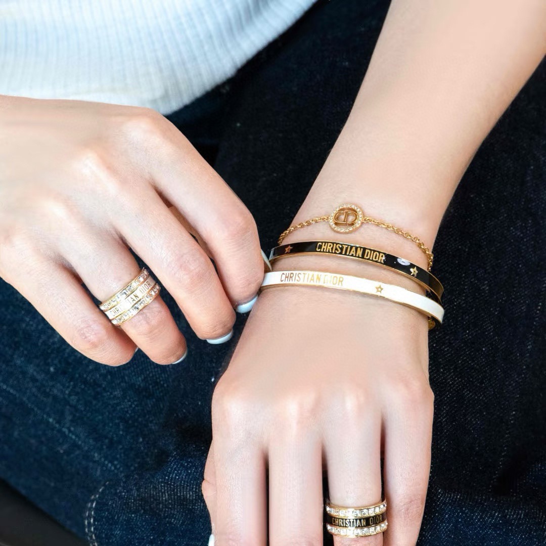 NO:767154,Dior Dior's new black and white bracelets are sparkly and eye-catching. Stack them on the ceiling. We have said that you can't stack them casually. If you stack them too casually with Dior code... you will be too beautiful! I really don't need to say more about this year's hot models. Sisters, just look at the real photos and you will find them elegant no matter how you match them. Comes with a galaxy sparkling filter, exquisite jewelry, dior, dior, bracelet19860909Dior迪奥新款黑、白色手镯闪闪惹人爱叠戴天花板,都说了不能随意叠戴Dior code太随意叠戴的话……就会美得太超过!今年的大热款真的不用我多说了吧姐妹们自己看实拍图就是怎么搭配都很显贵自带银河系闪闪滤镜,饰品精品,dior,dior,bracelet,Jewelry