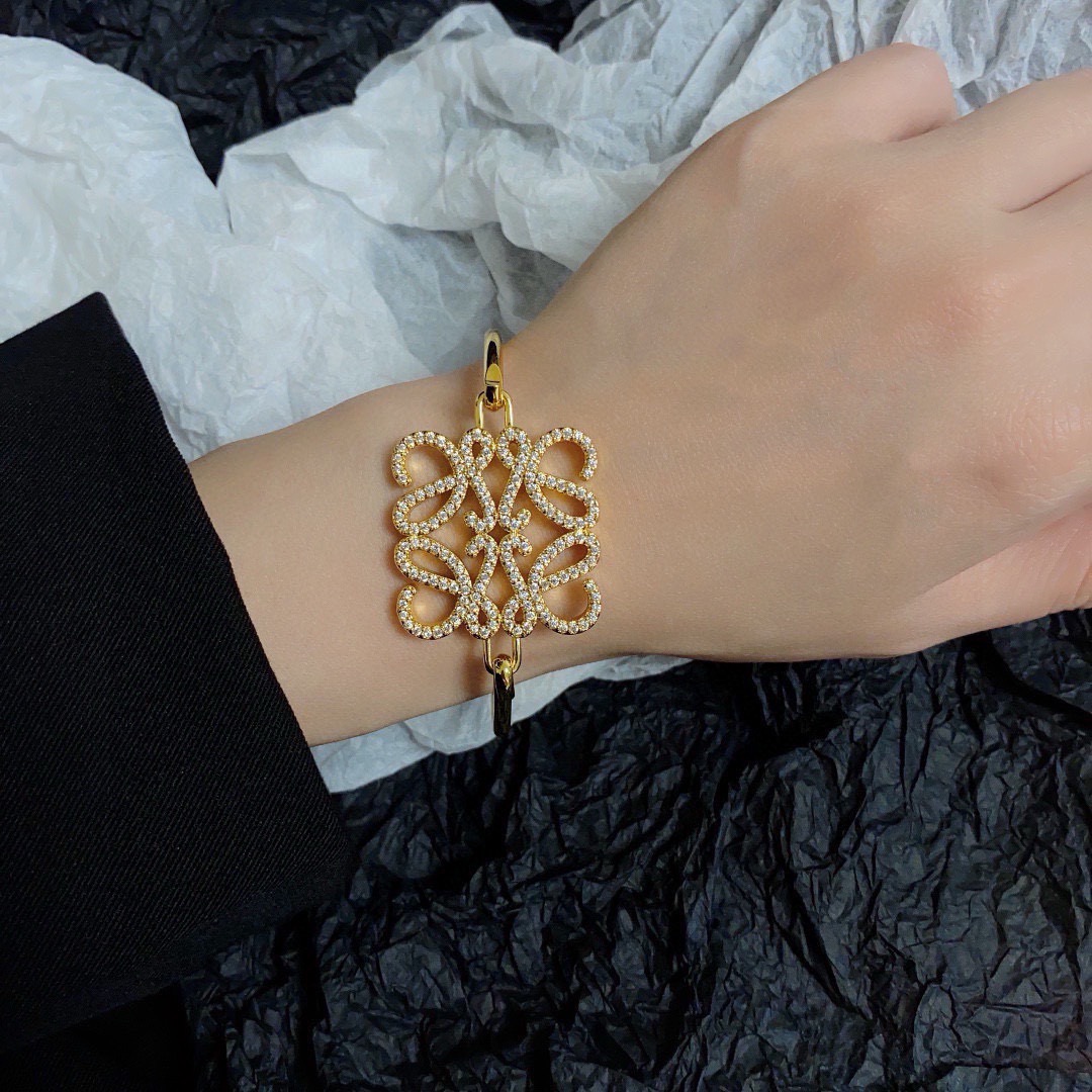 NO:767162,The new LOEWE full diamond bracelet. I immediately fell in love with it when I first saw it. L0EWE Anagram three-dimensional hanging bracelet and a circle buckle with LOEWE carved diamond buckle, exquisite and durable. This is very suitable for any daily wear, ZP consistent brass material, the highest version on the Internet, welcome to compare, small details need to be compared, jewelry boutique, loewe, loewe, bracelet19860909新款 罗意威LOEWE满钻手镯 第一眼看到立马就喜欢上了 L0EWE 罗意威 Anagram缠丝立体吊手镯以及一个带有LOEWE雕花菱形扣的圈形搭扣,精致耐看 这款非常适合日常任何穿搭,ZP一致黄铜材质,全网最高版本,欢迎任意对比, 小细节要对比,饰品精品,loewe,loewe,bracelet,Jewelry