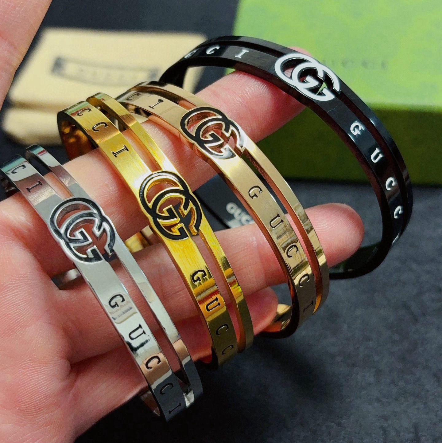 NO:767170,The new Gucci double G carbon black, rose gold, gold and silver large men's bracelets are super heavy bling bling, the colors are well matched and have a high-end feel. The 14K stainless steel material is non-allergenic and does not fade. The men's model has one-to-one exquisite craftsmanship, a classic charm, and is cost-effective. A must-have choice. Size 21Cm. Boutique jewelry, gucci, gucci, bracelet, gold19860909新款古驰Gucci双G碳黑、玫瑰金、黄金色、银色大号男士手镯超重工bling bling,颜色搭配得非常好高级感 气质高端 14K精钢材质不过敏不褪色.男款一比一精美工艺,经典至极的魅物,性价比高 必备必入之选码数21Cm,饰品精品,gucci,gucci,bracelet,gold,Jewelry