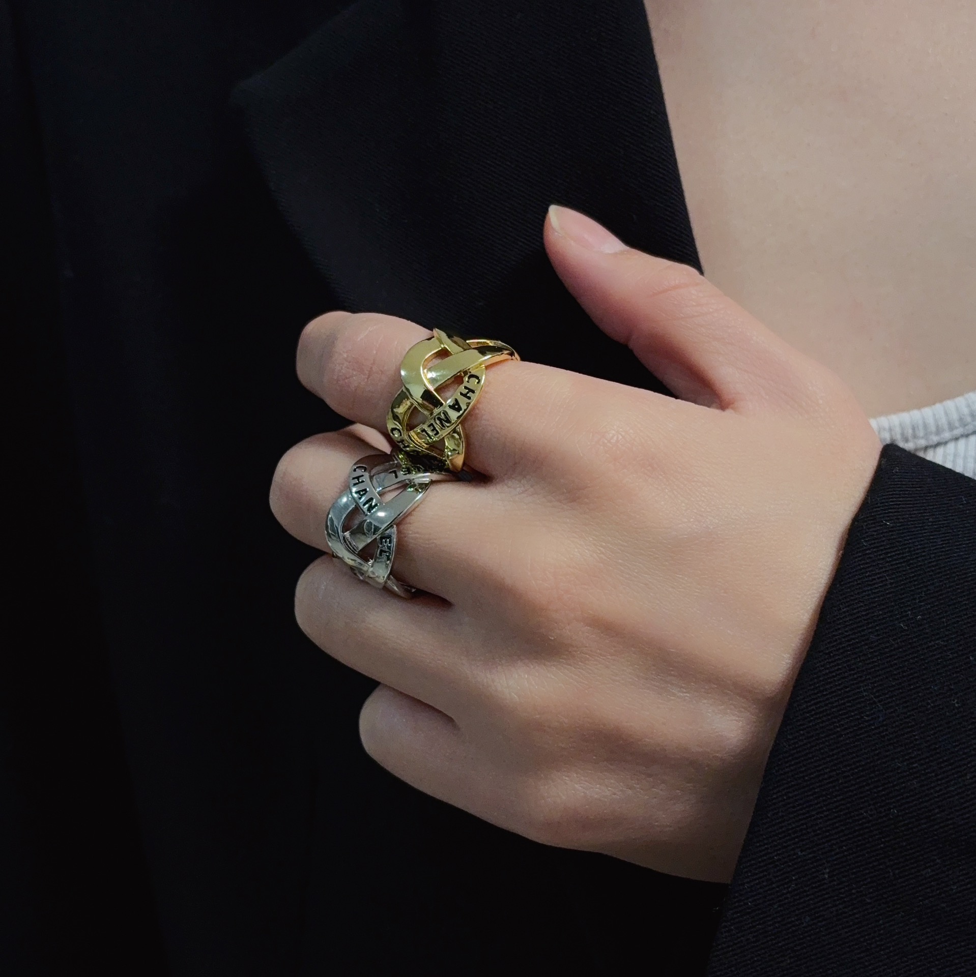 NO:767179,High-end quality new Chanel glossy fashion series style retro braided gold and silver ring!  A must-have item for summer that you can’t help but want to praise as soon as you wear it. It has a simple design, is super delicate and looks white, I just love it!  It can also be layered with other styles, super versatile ~ one size fits all 7cm, fine jewelry, chanel, ring19860909高端品质上新小香风Chanel亮面时尚系列造型复古编织金、银戒指！夏天必备款一戴就忍不住想夸的一款,简约的设计,超精致又显手白,简直爱了！又可以跟其他款式叠搭一起,超级百搭～码数均码7cm,饰品精品,chanel,ring,Jewelry